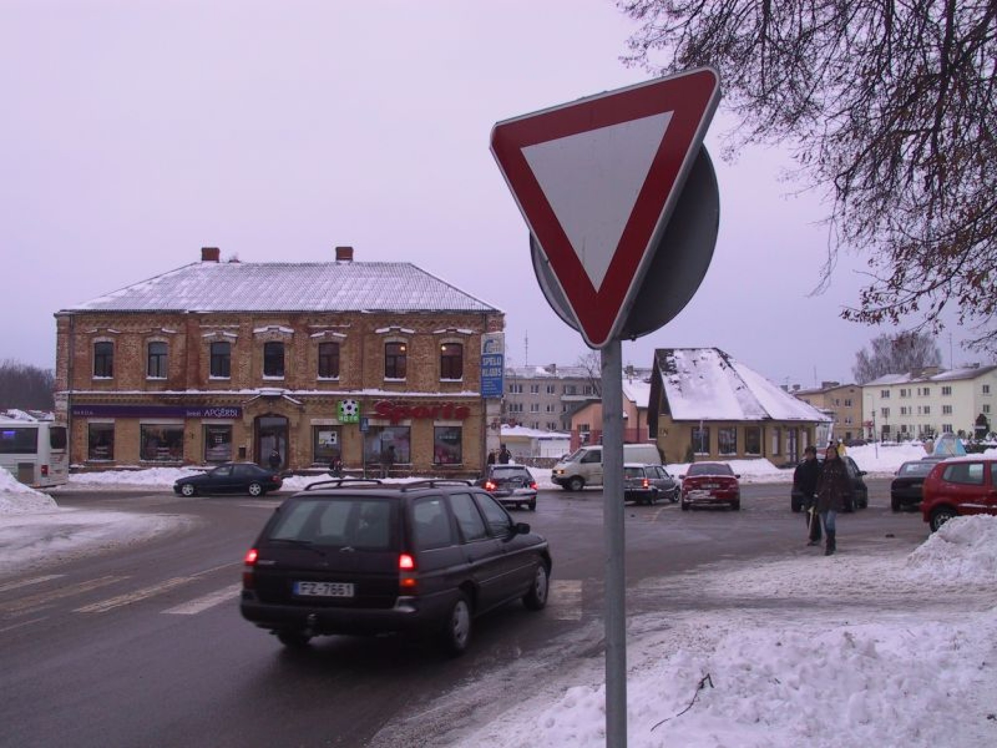 Laukums Smiltenes centrā nekad nav bijis projektēts mašīnu stāvvietai