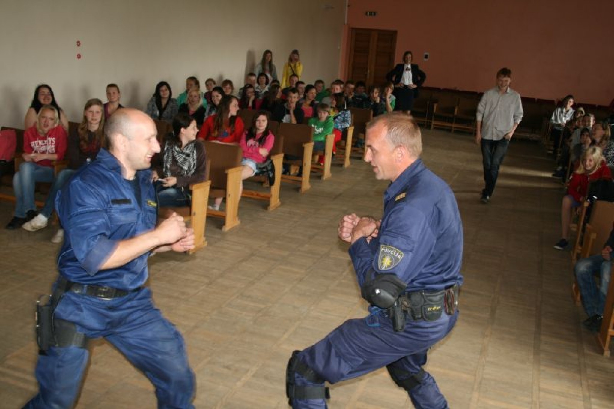 Valkas pamatskolā viesojas policisti