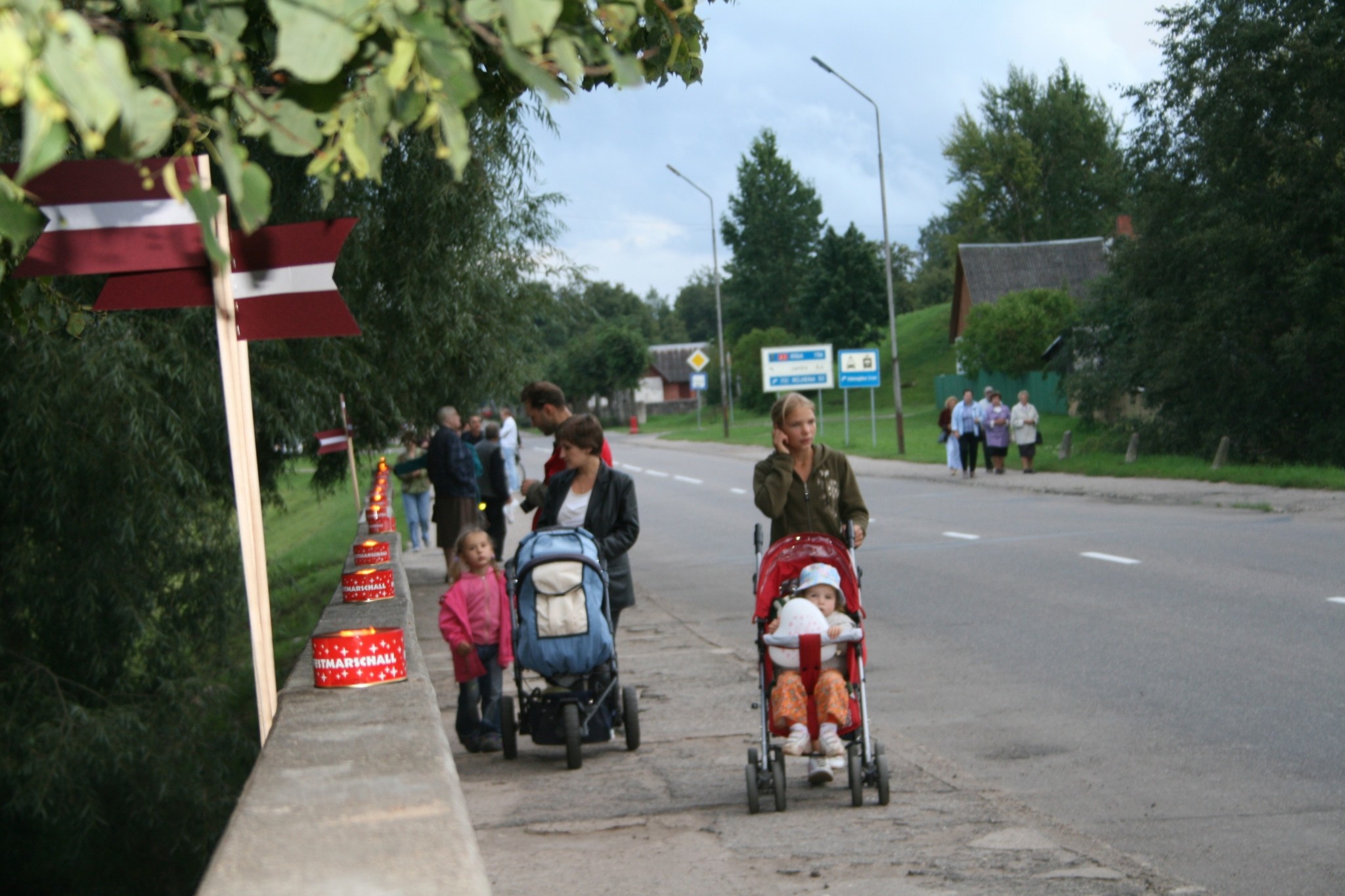 Fotoreportāža: “Gaismas tilts” - arī Valkā 