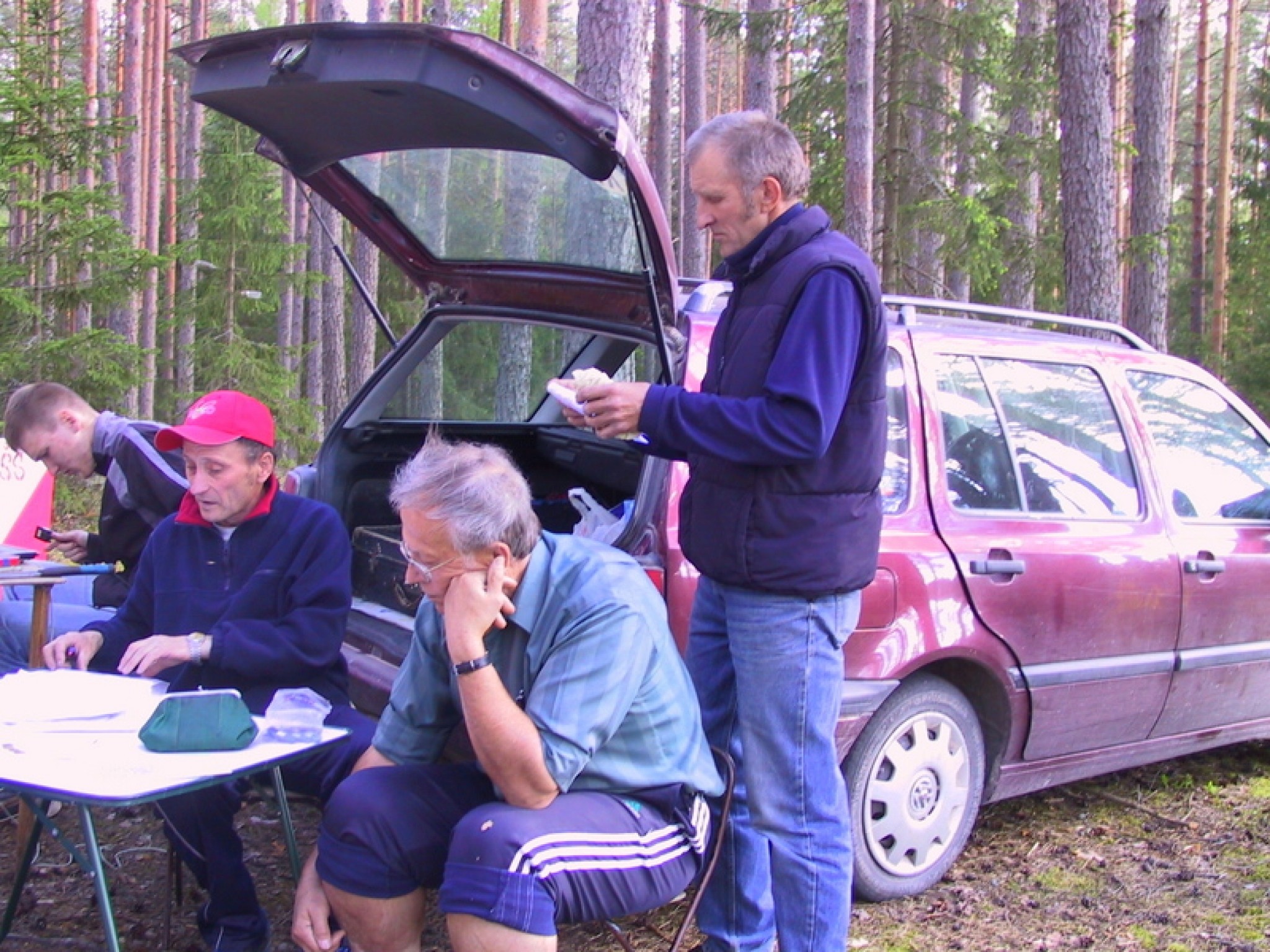 Fotoreportāža: Kaujinieciski noskaņoti orientieristi devās Launkalnes pagasta mežos