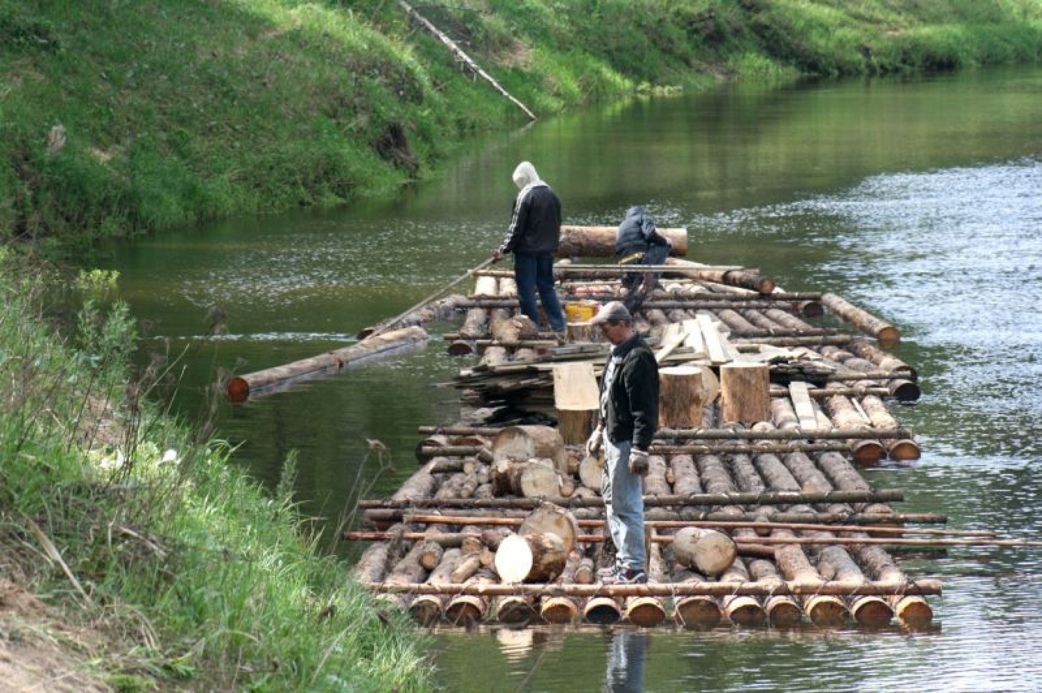 Fotomirkļi: Nekad nav bijis tā, ka Strenču plostnieki paliktu kaut kur pusceļā