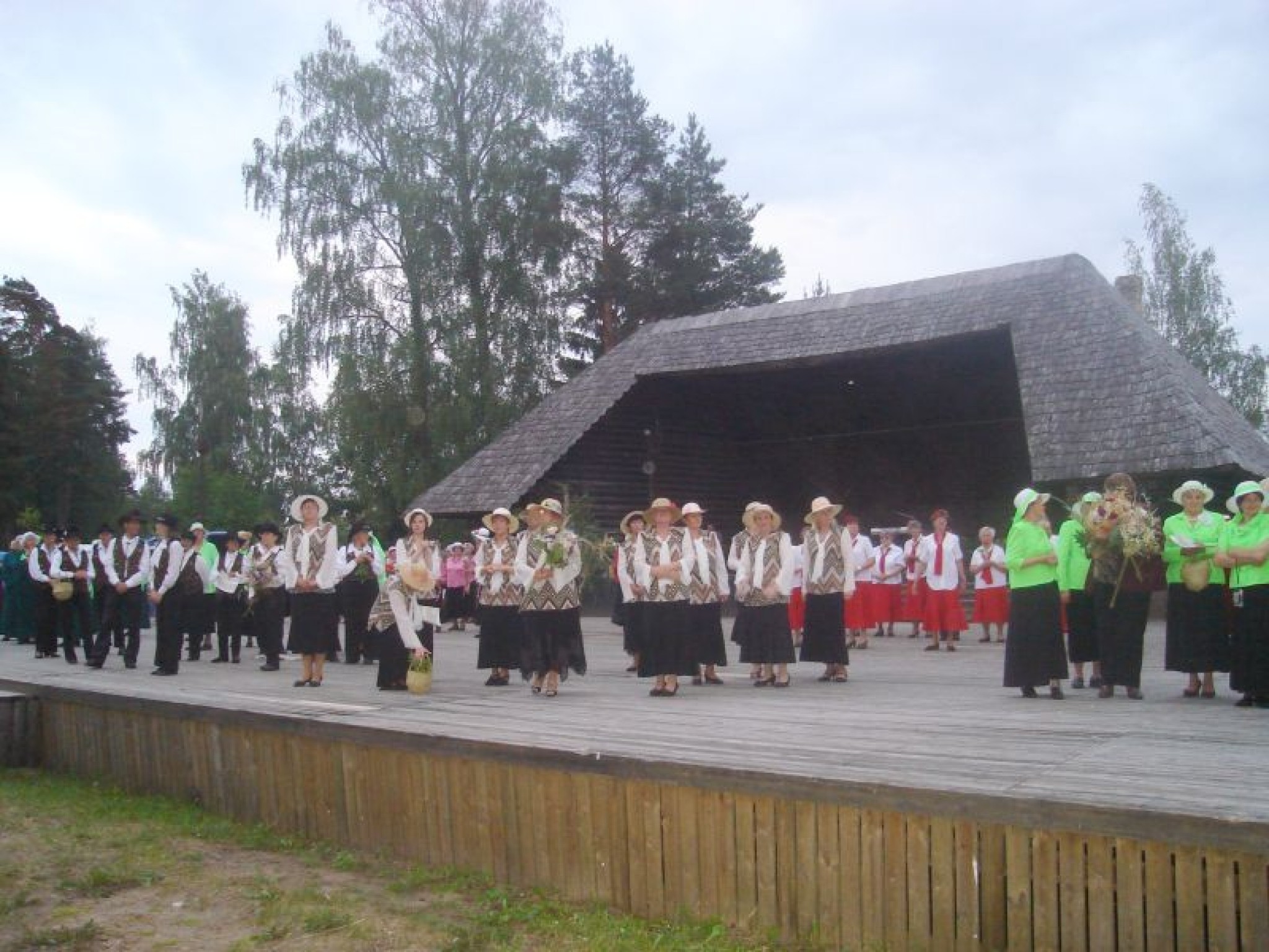 Blomē deju festivālā tikās seniori