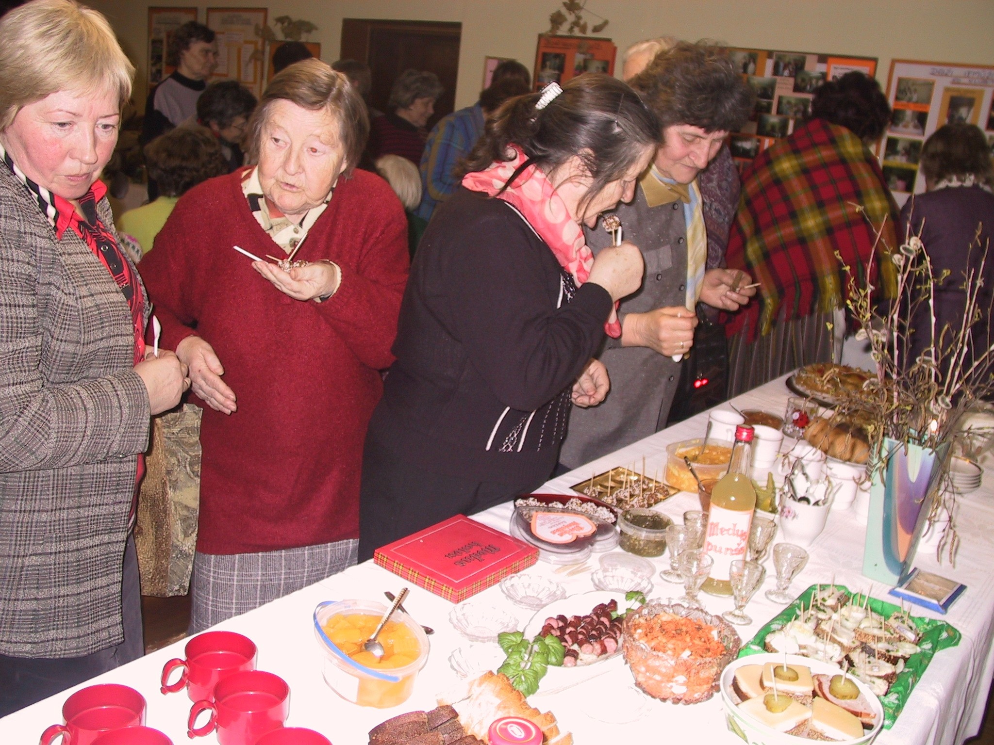 Smiltenes pensionāri, gaidot pavasari, saldina dzīvi