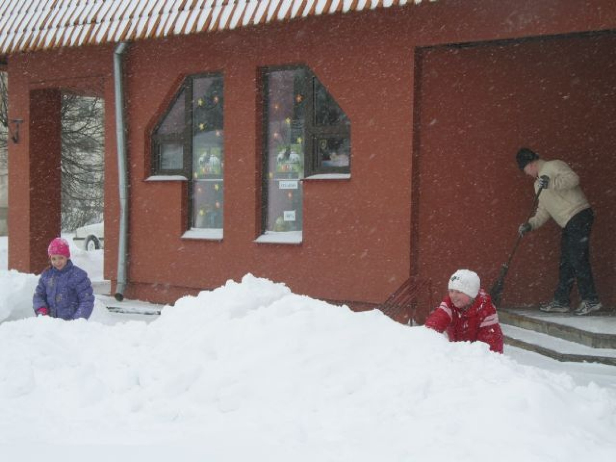 Nespēj cīnīties ar dabas untumu – sniegu un puteni