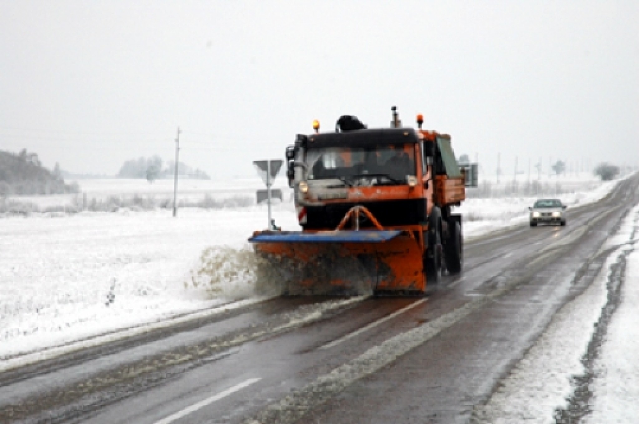 Visā Latvijā stipri apgrūtināti braukšanas apstākļi