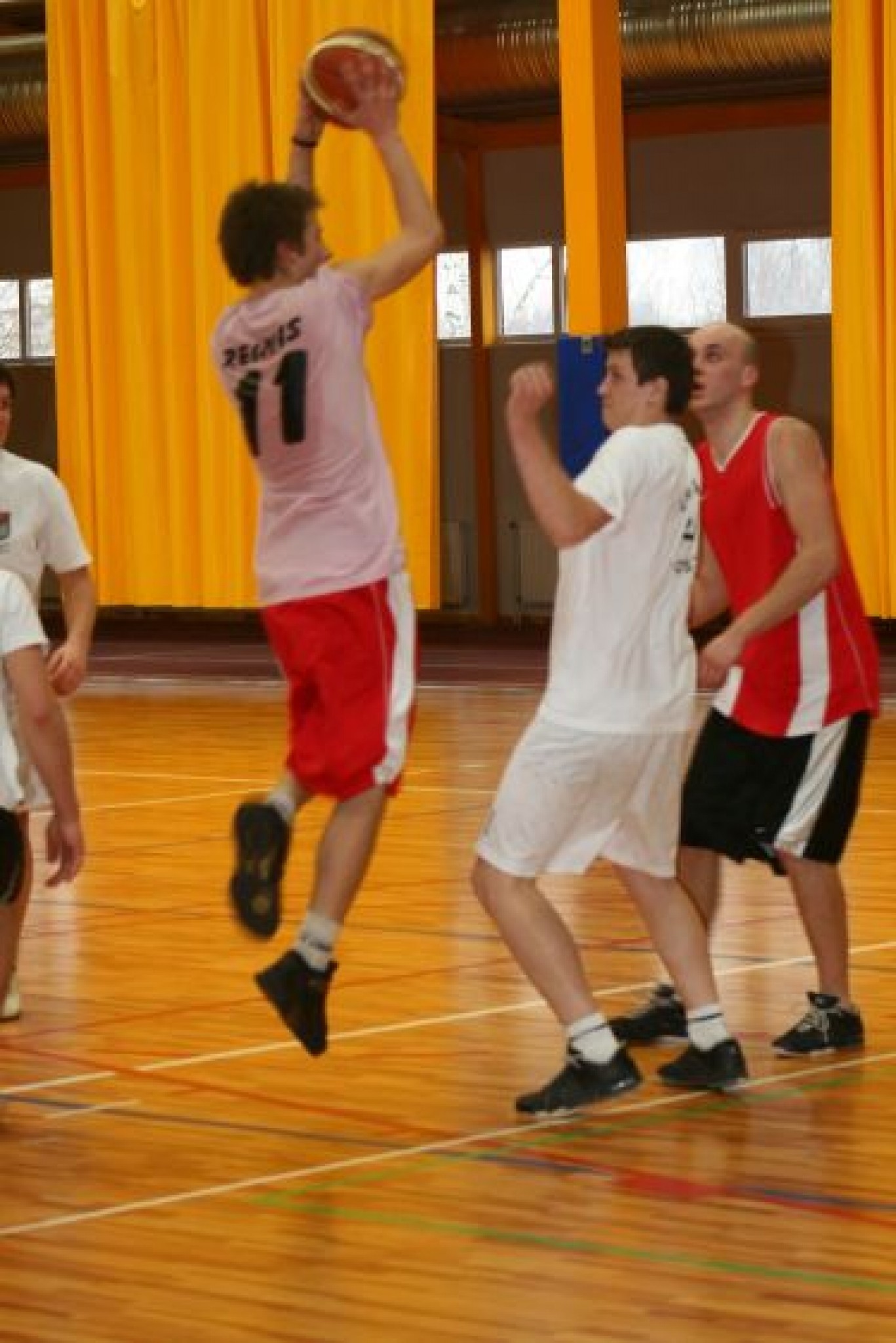 Basketbolā jaunieši ir fiziski spēcīgāki