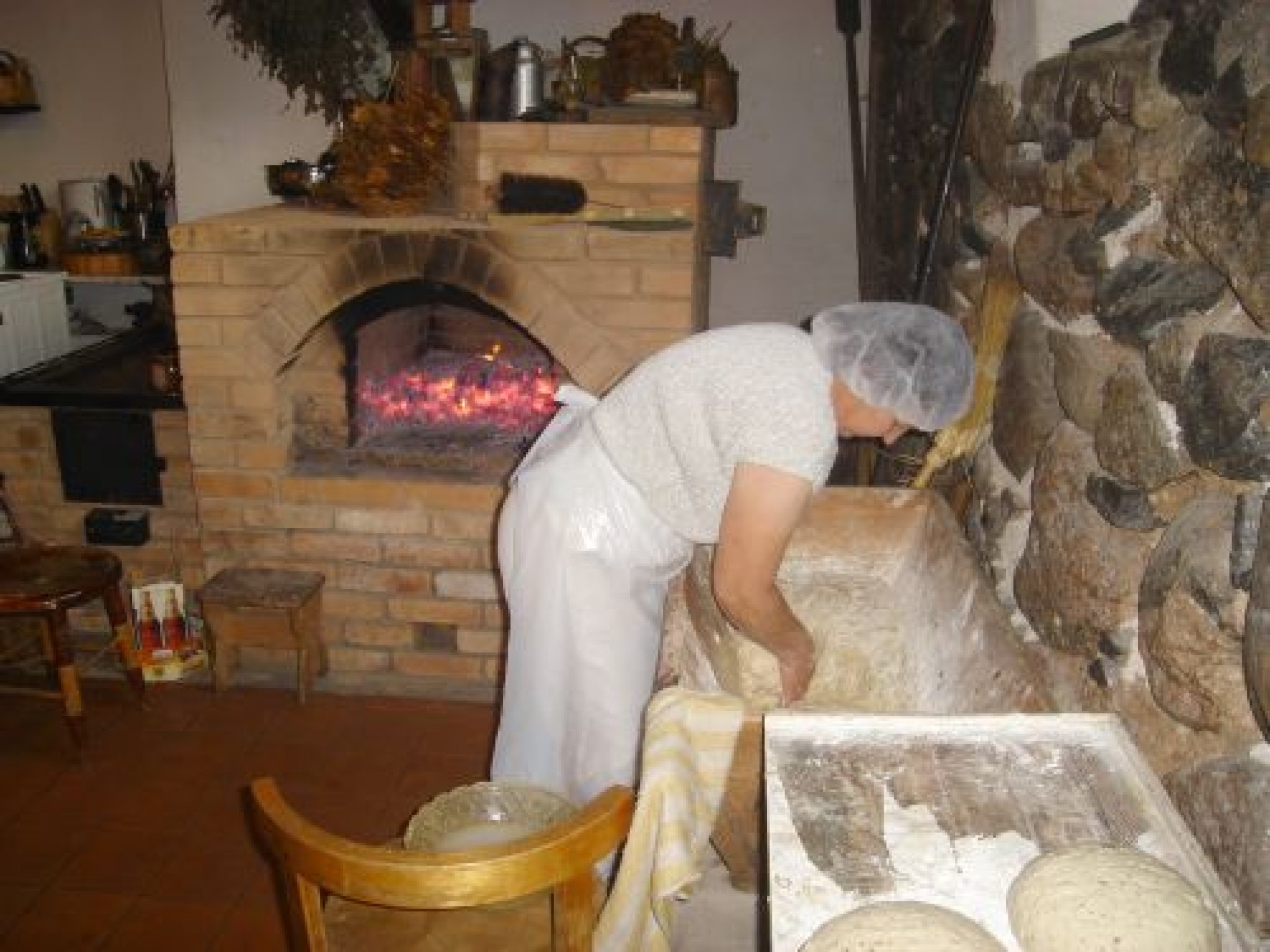 Blomes “Donās” tūristu cienāšanai maizi cep pēc senām tradīcijām