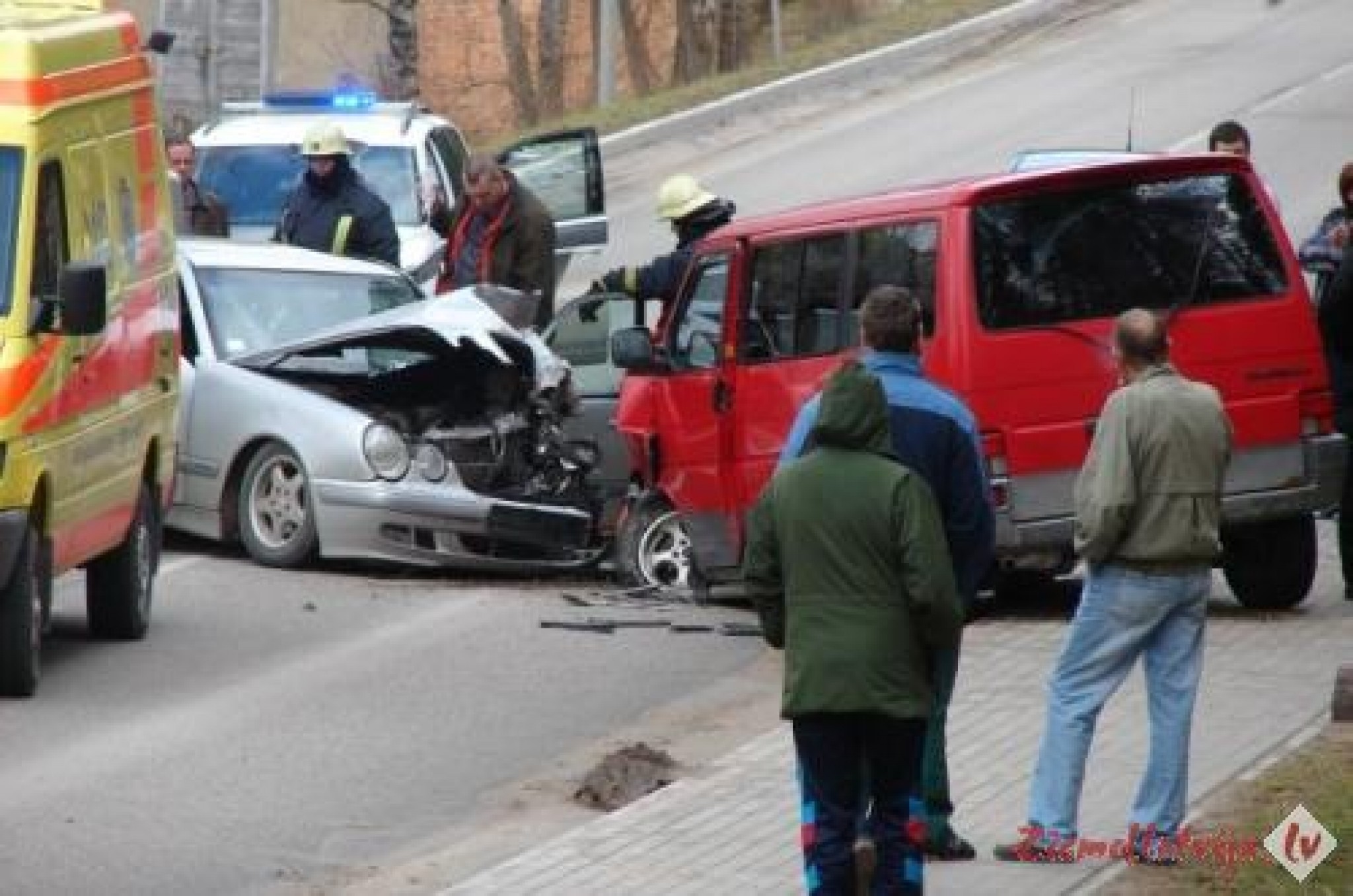 Autoavārijā cietuši trīs cilvēki