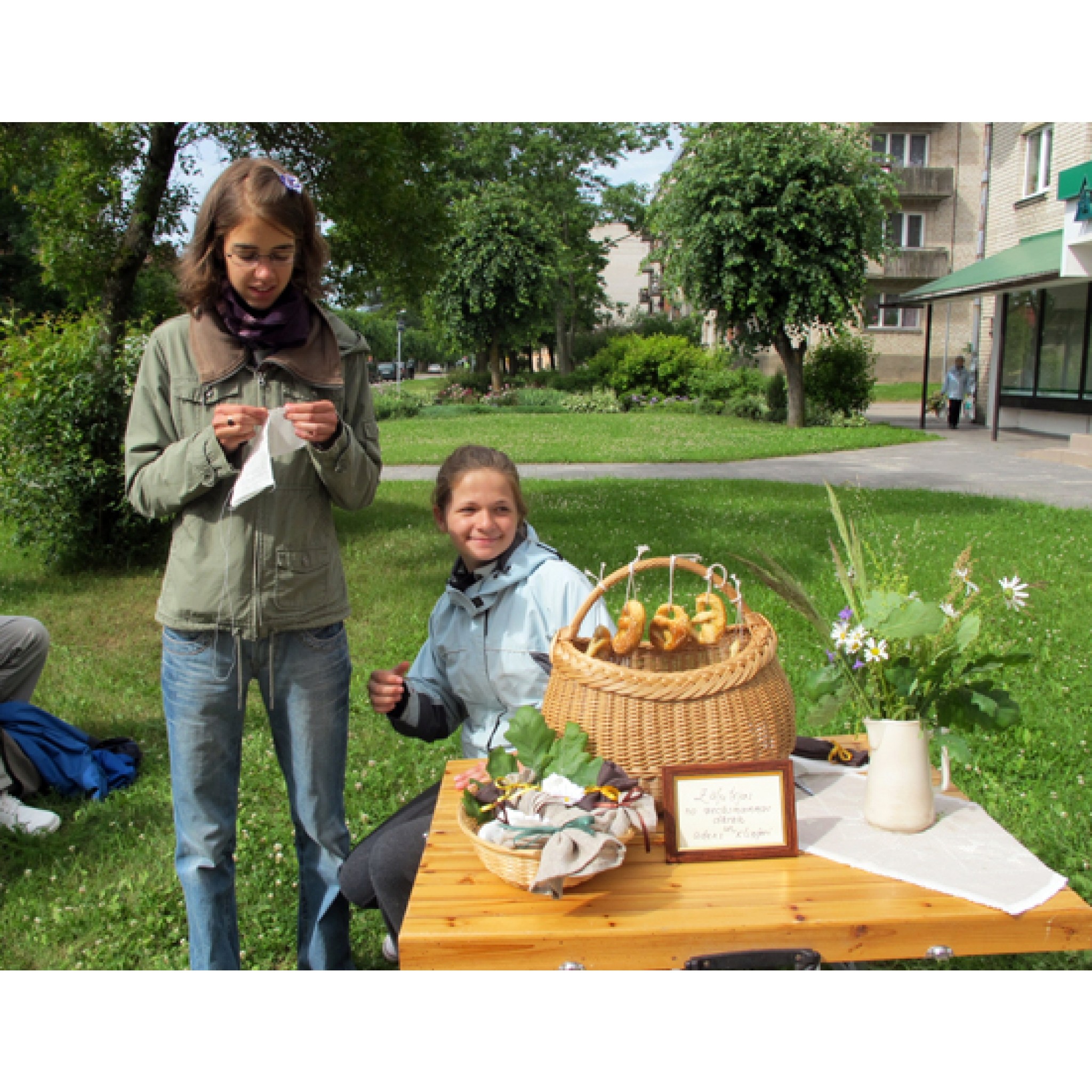 Tradicionālā svētku ielīgošana pie veikala "Oļupe" Valkā