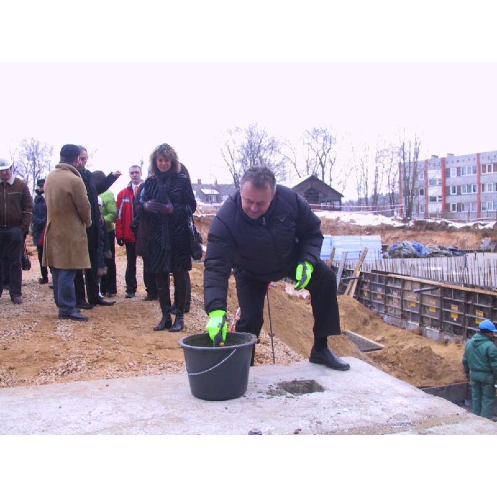 Smiltenē iegulda kapsulu peldbaseina jaunbūves pamatos