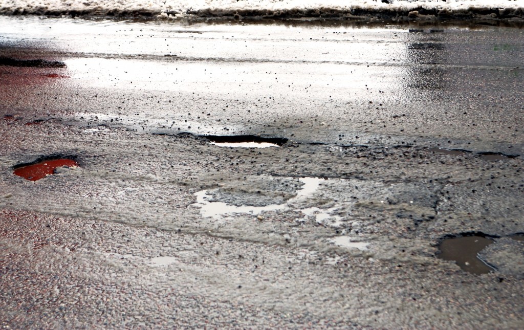 Pašlaik Latvijā gandrīz 70% ceļu ir pussabrukšanas stāvoklī