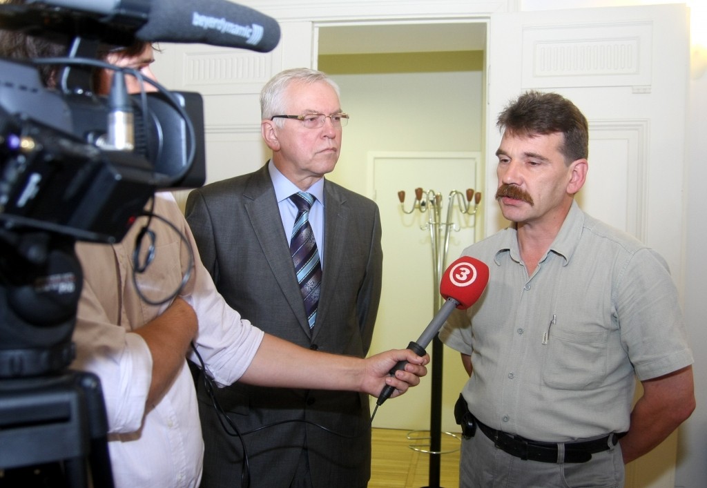 ZZS referendumu par eiro nerīkos; Saskaņas centrs par to vēl lemšot