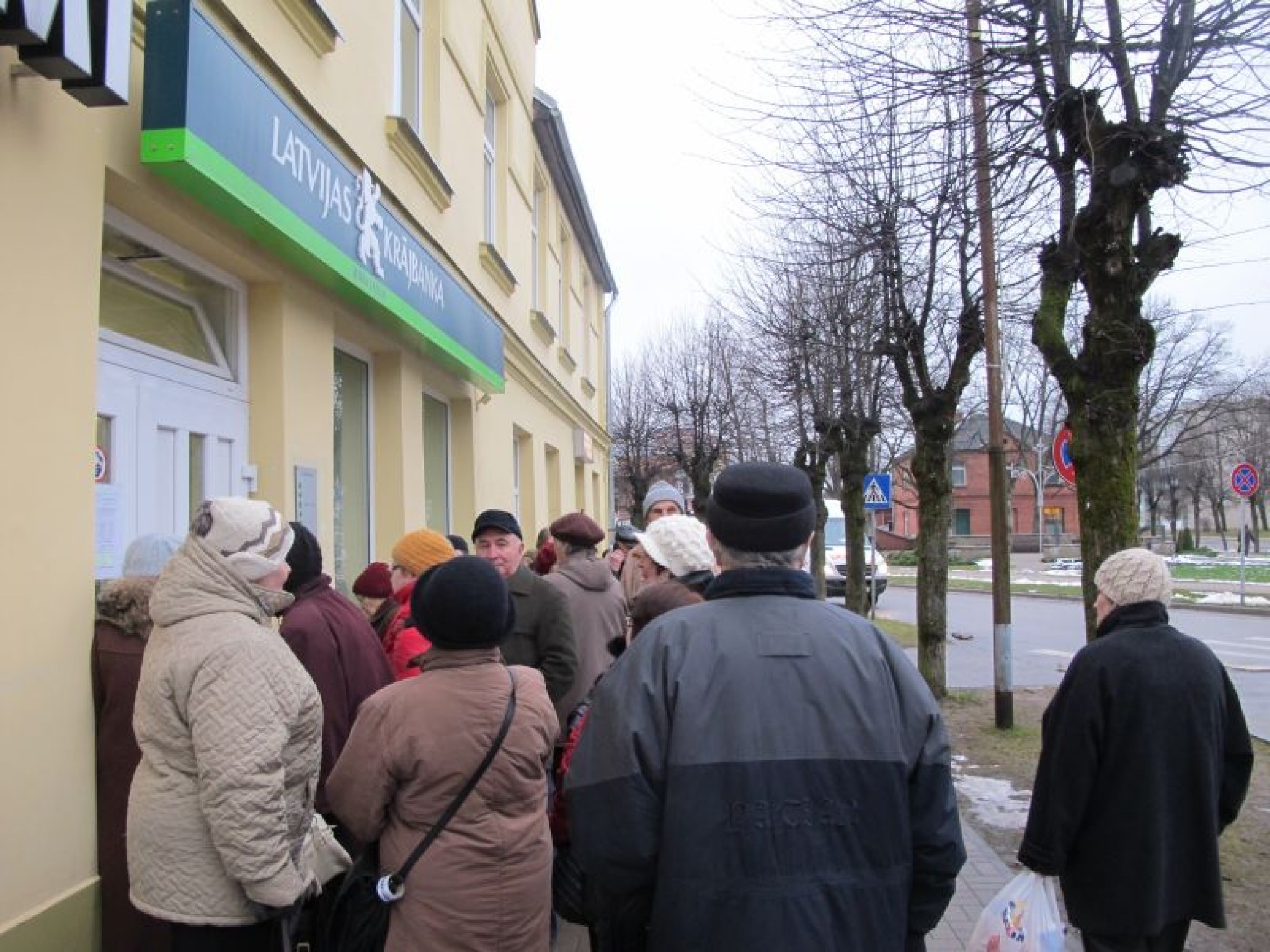 Šodien Valkā pie “Latvijas Krājbankas” izveidojušās divas garas rindas