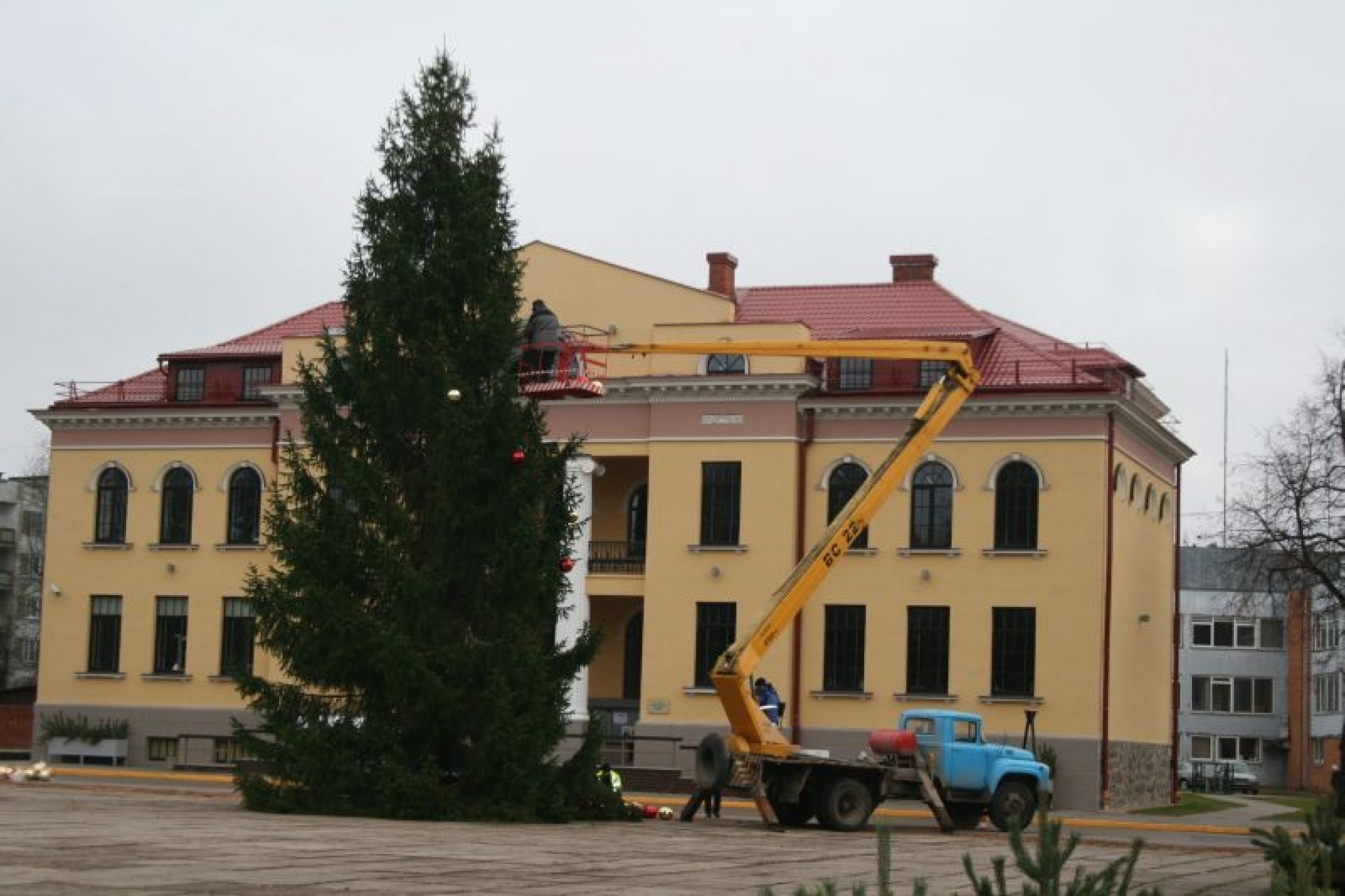 Sāk rotāt Ziemassvētku egli Valkā