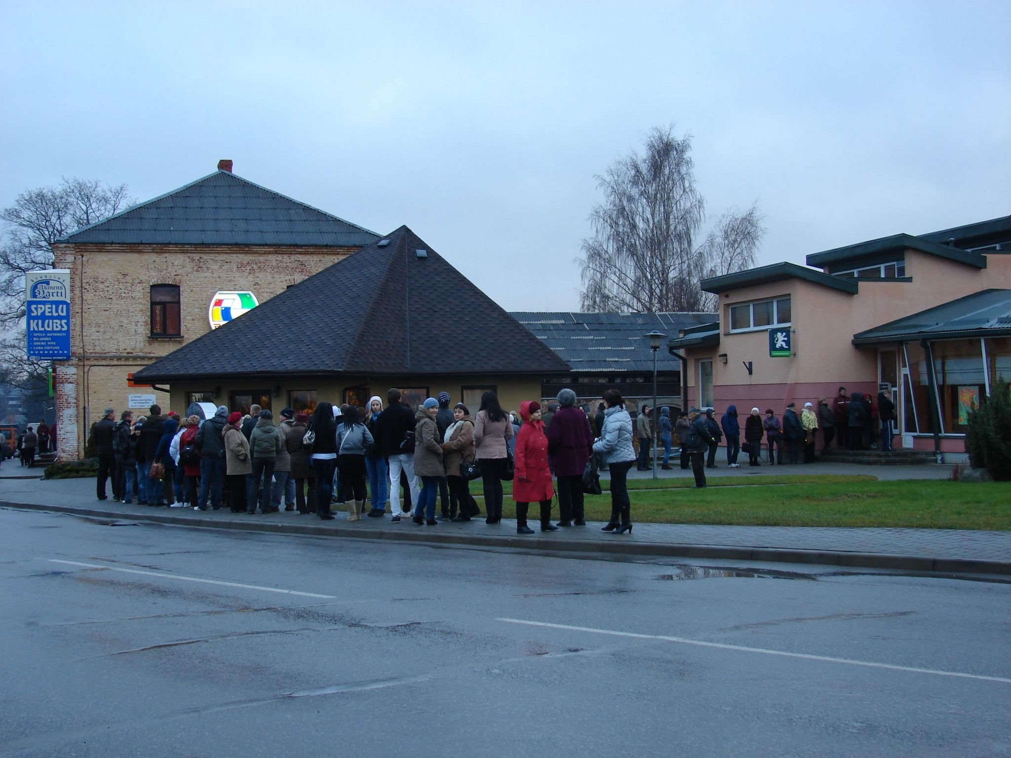 Pie Latvijas Krājbankas bankomātiem veidojas rindas