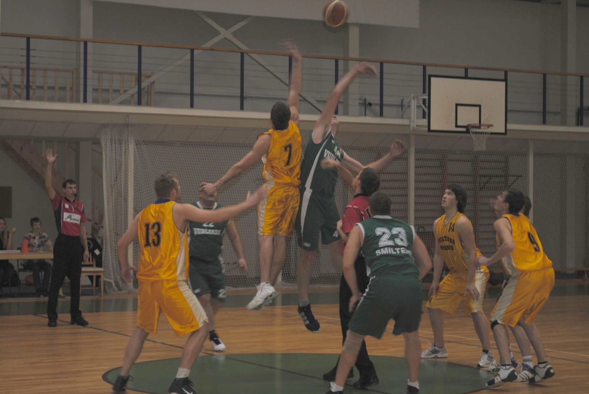 Smiltenē sākušās meistarsacīkstes basketbolā