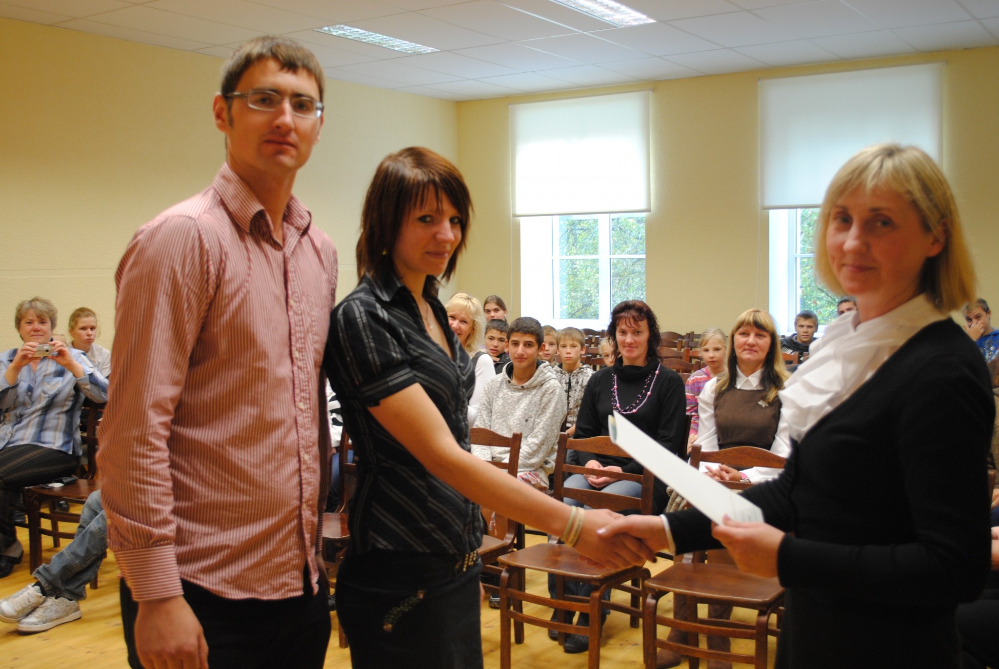 Palsmanes skolniece no Atēnām atved zeltu un sudrabu