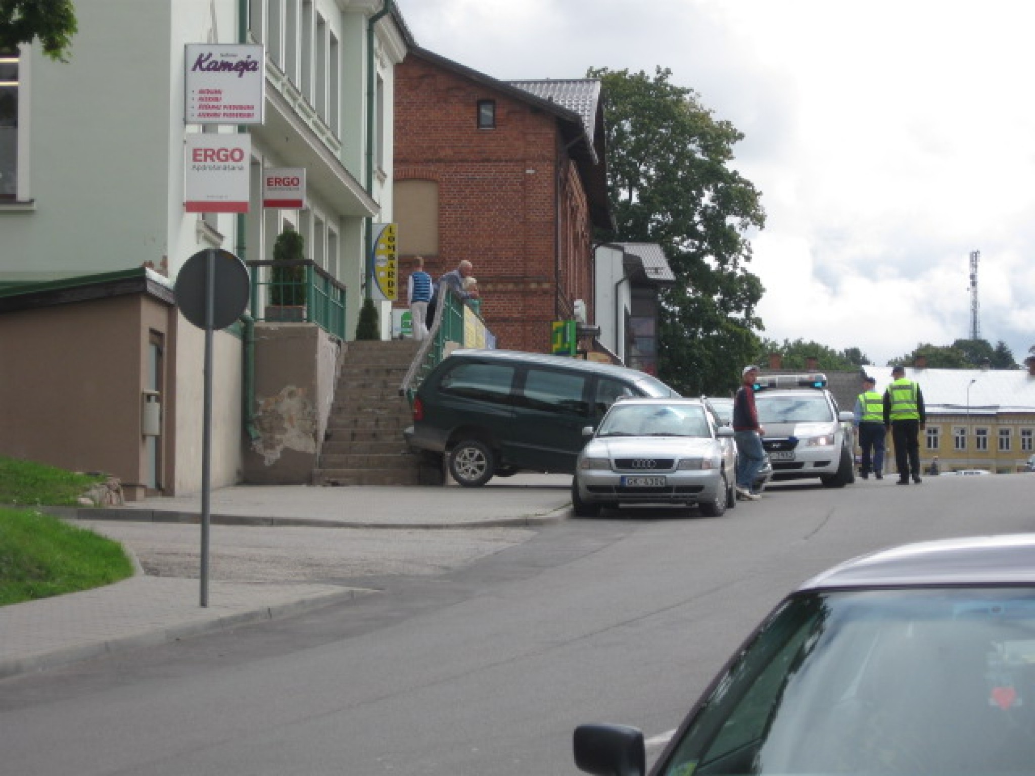 Smiltenē ietriecas ēkas kāpnēs (Aculiecinieka FOTO!)