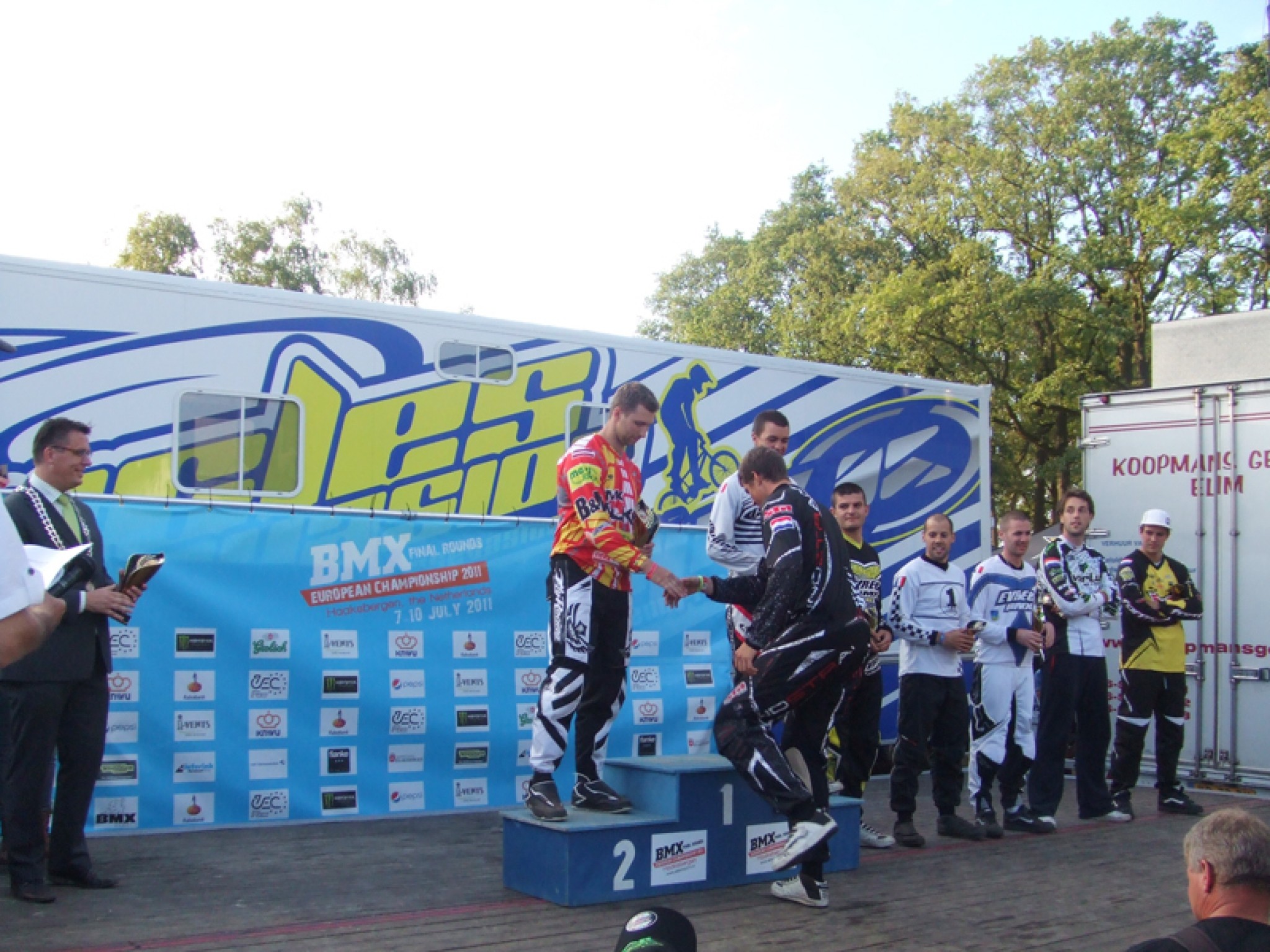 Tituli BMX sportistiem Vinetai Pētersonei un Kristapam Ozoliņam
