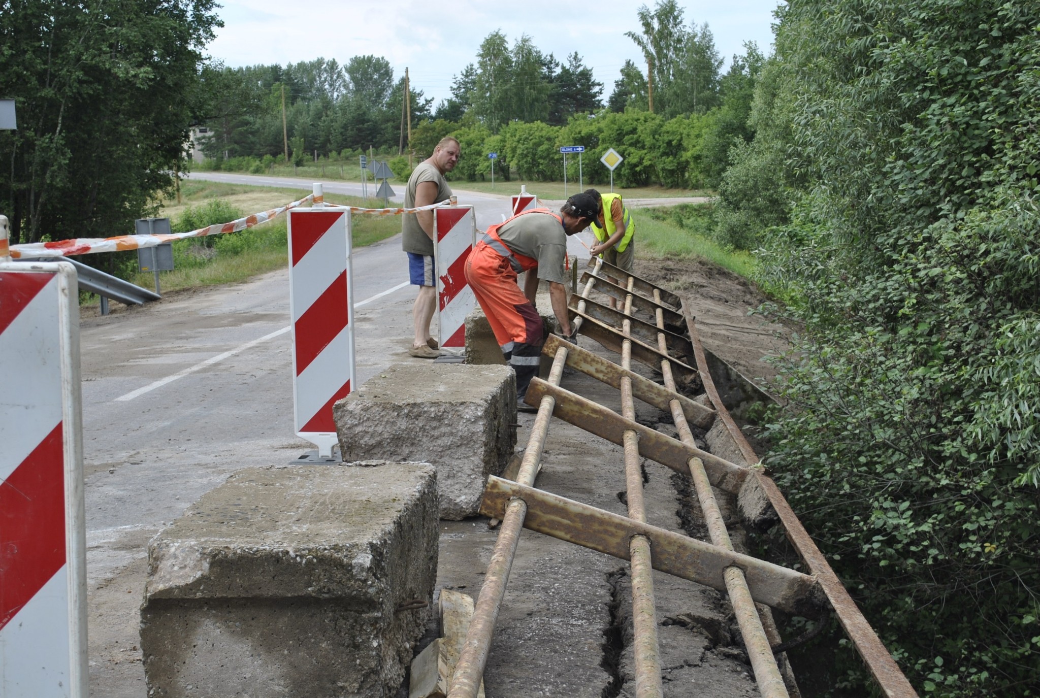 Brutuļos atjauno tilta margas