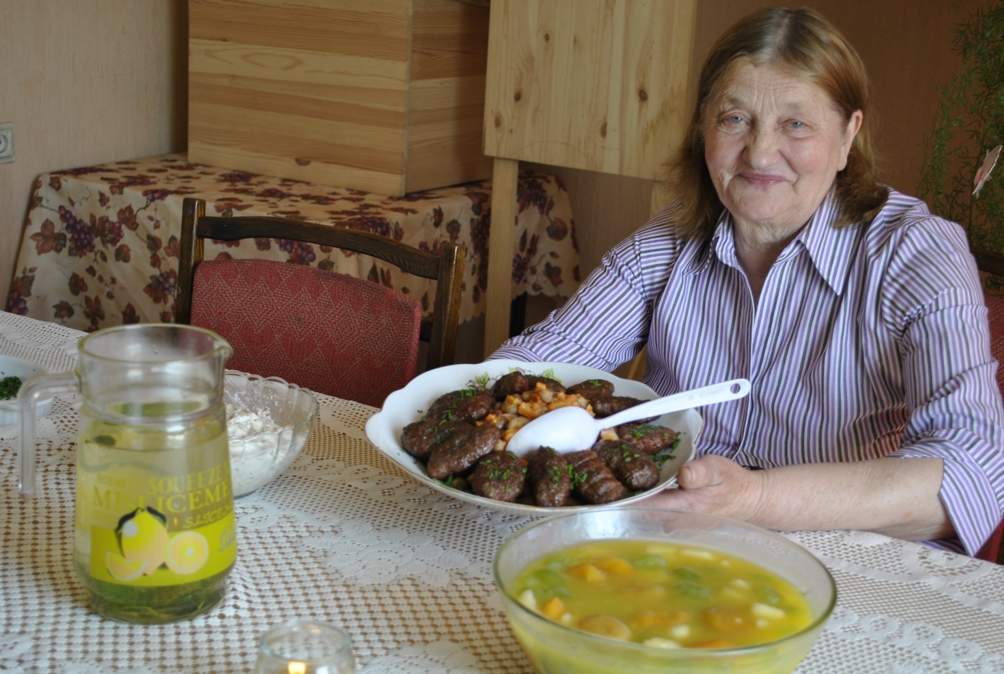 Variņu saimniece lauku godos galdus klājusi gandrīz pusmūžu