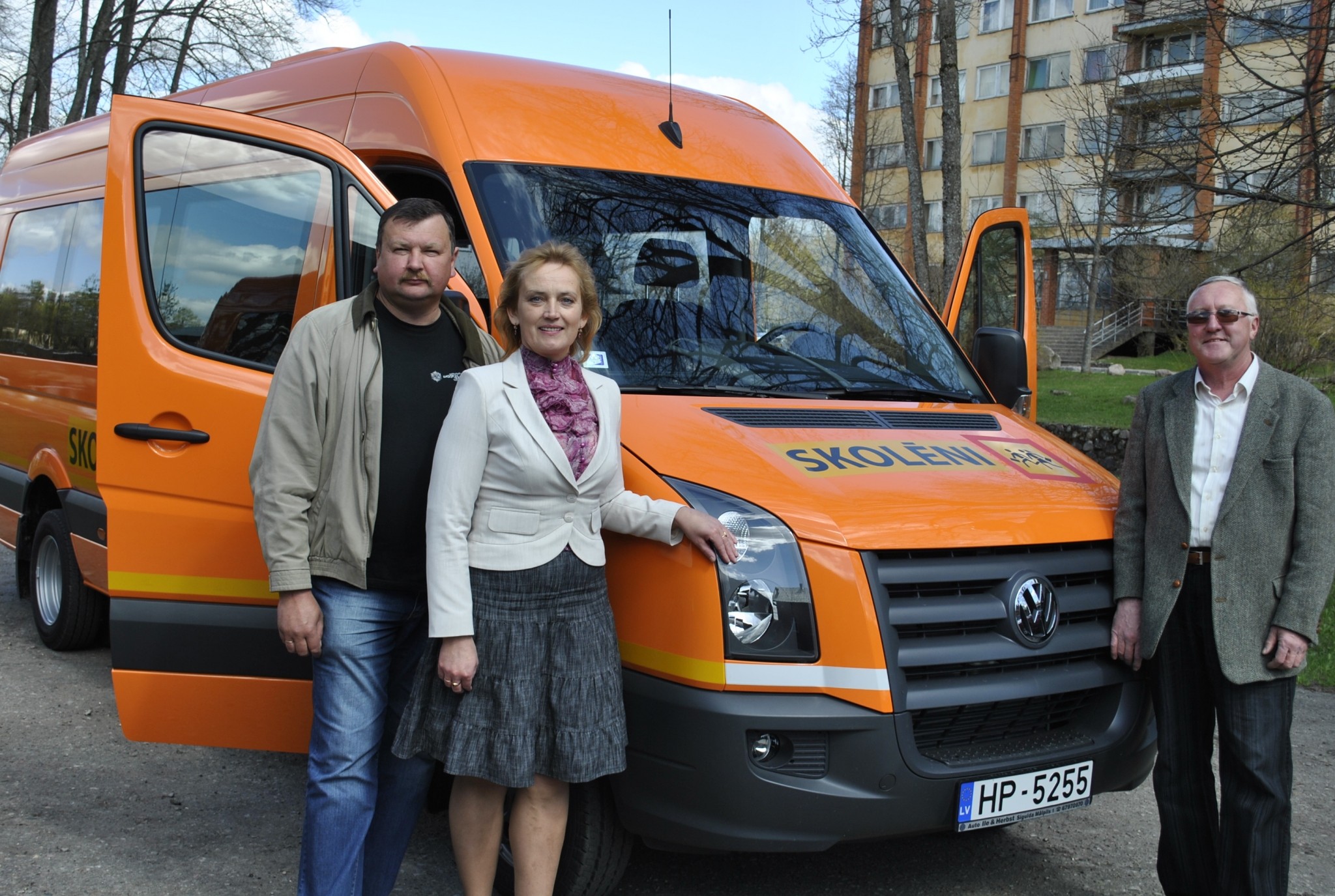 Smiltenes novads saņem pirmos oranžos skolēnu autobusus