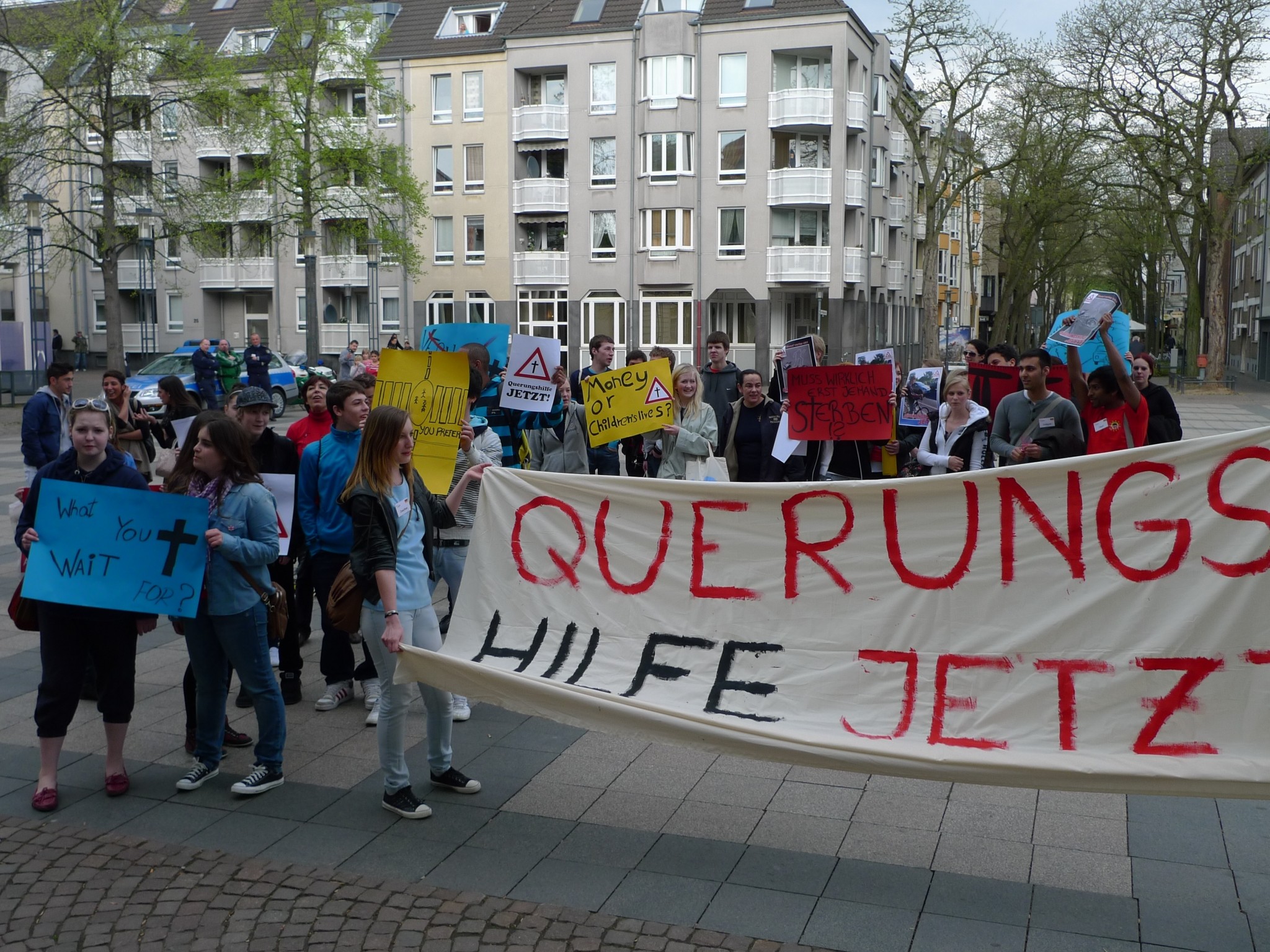 Smiltenes Centra vidusskolas skolēni protestē ārzemēs   