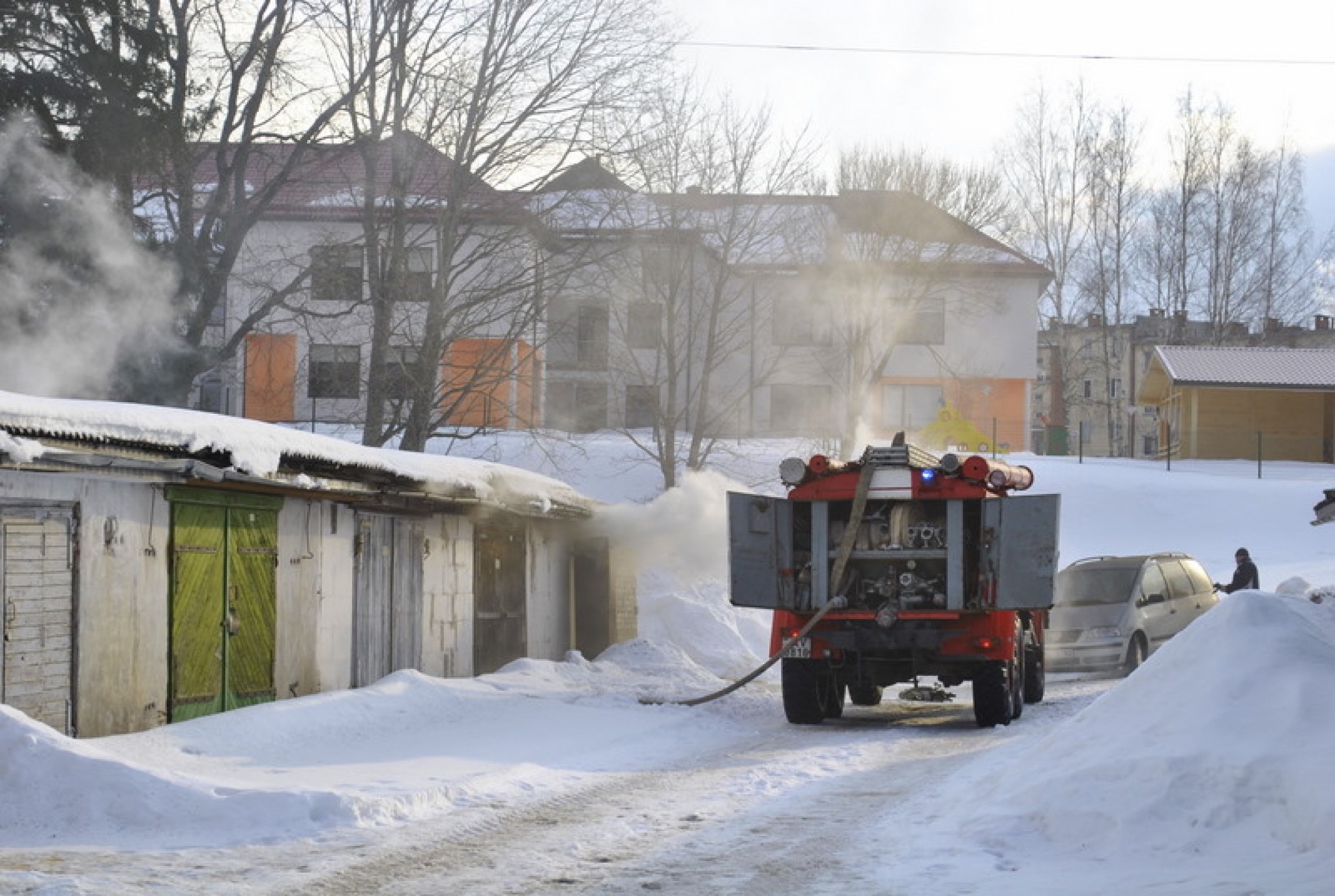 Garāžā Smiltenē, Valmieras ielā, sadeg automašīna