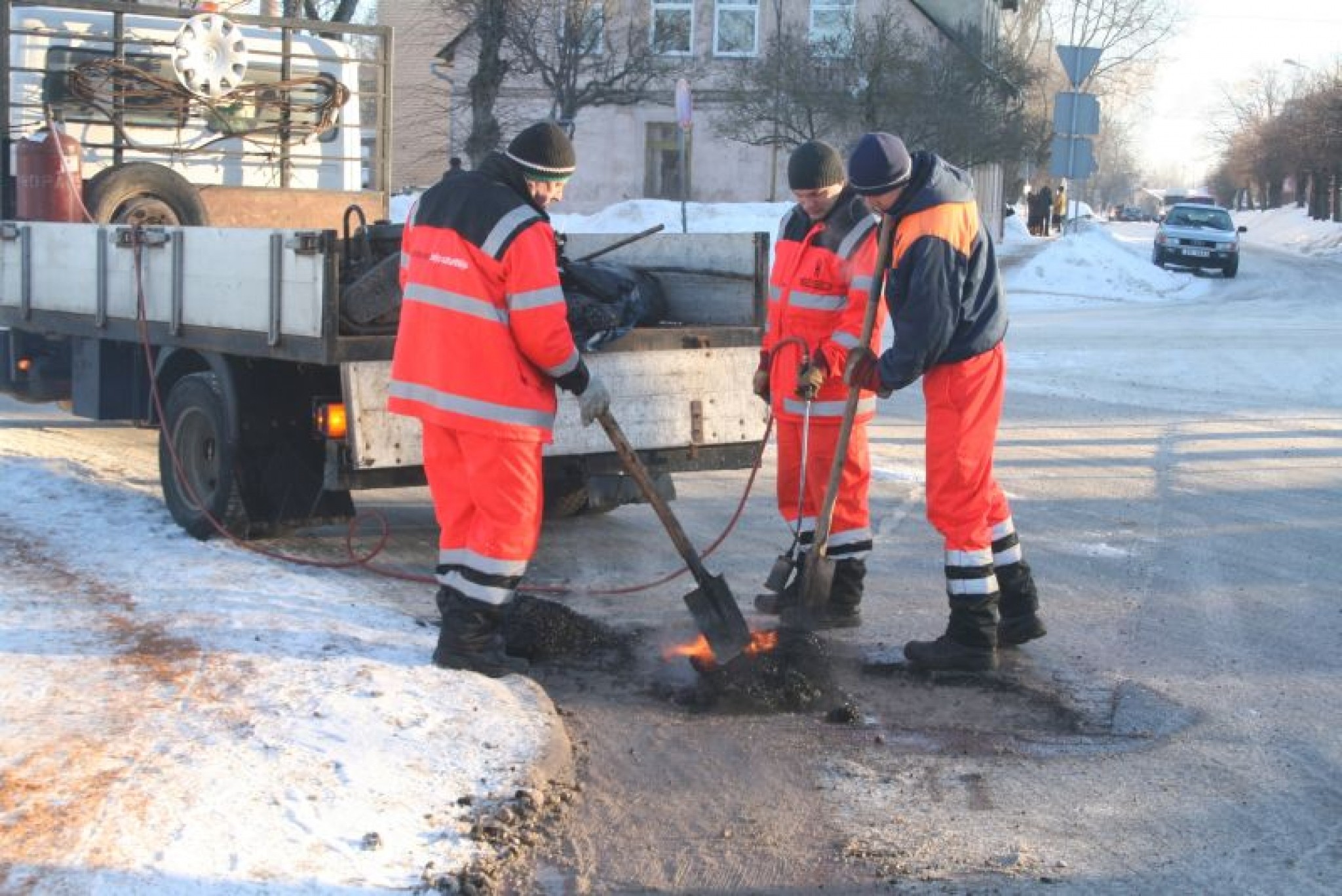 Valkā autovadītājiem atkal nervus beidz bedres