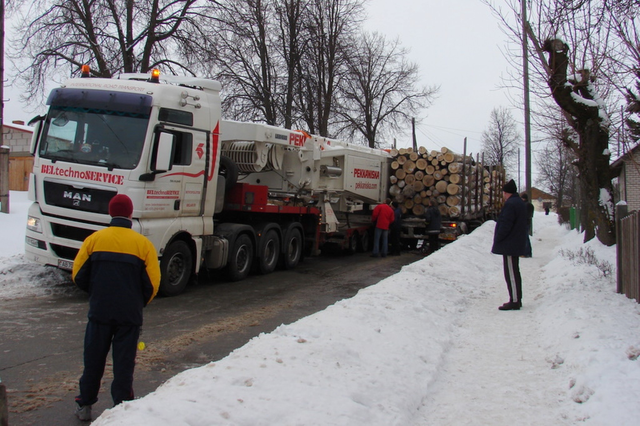 Smiltenē uz Daugavas ielas iesprūst automašīnas