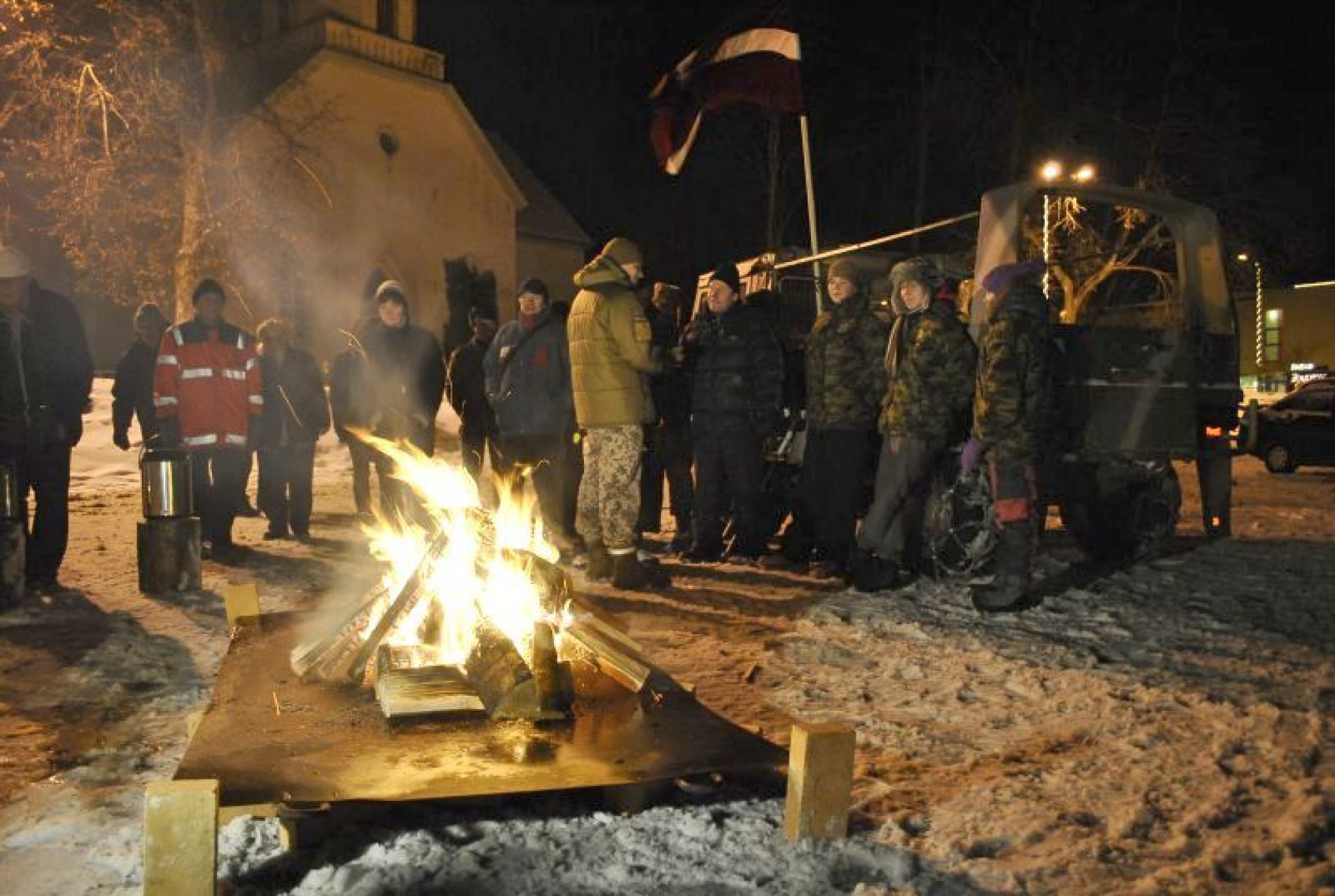 Smiltenes centrā barikāžu aizstāvji iededzina atmiņu ugunskuru 