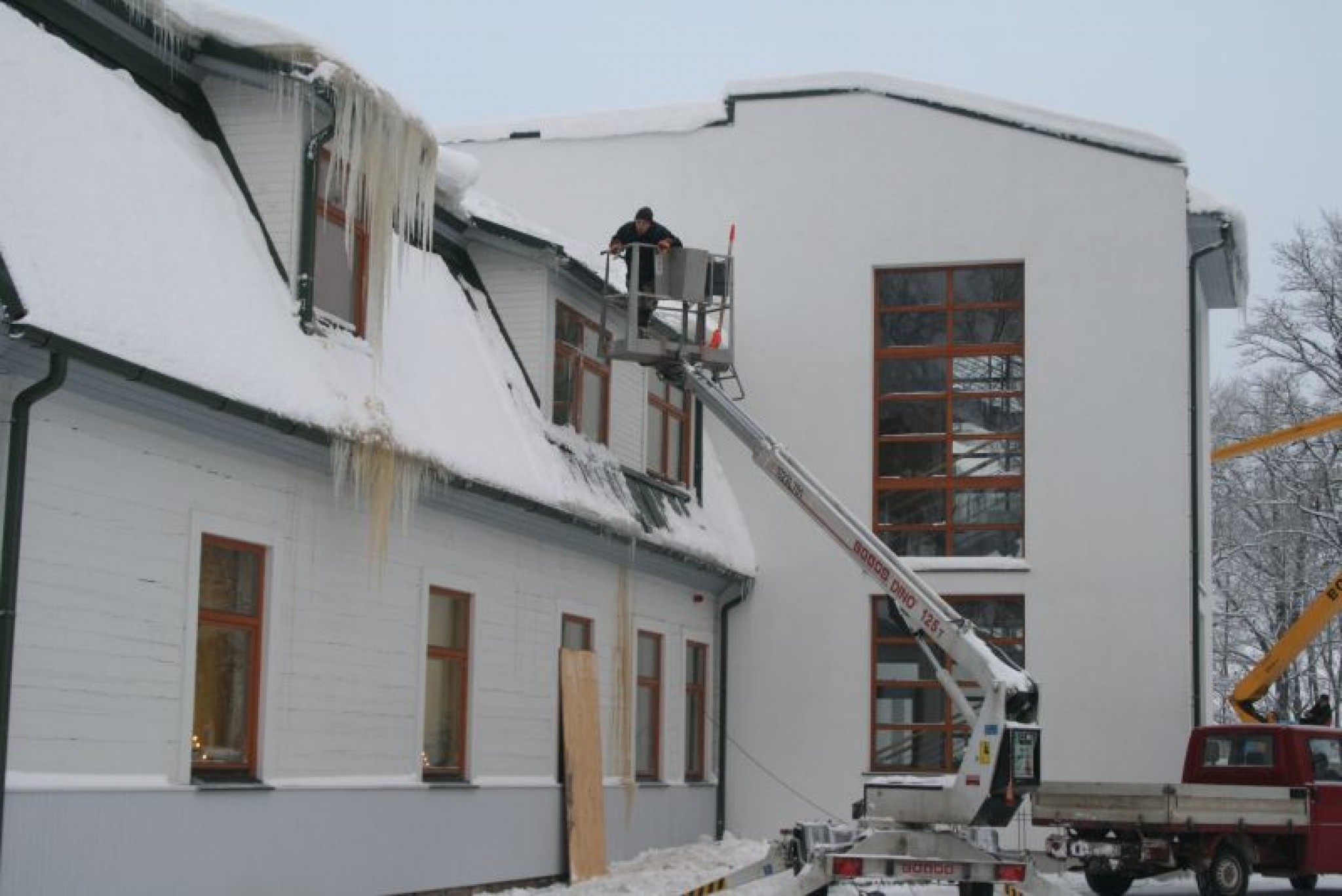 Gaidot atkusni, Lugažu muižā tīra jumtu