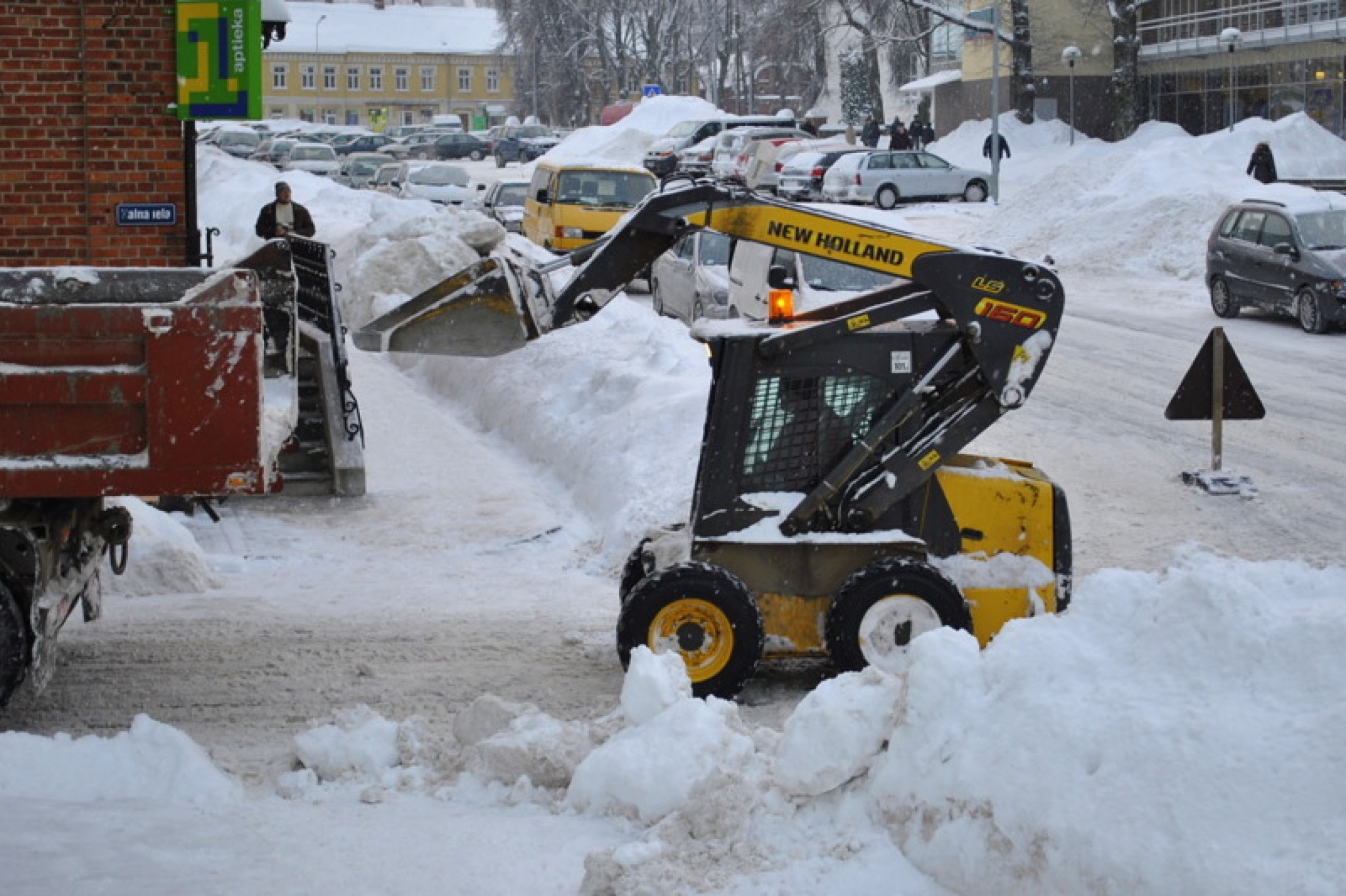 Turpina izvest sniegu no Smiltenes