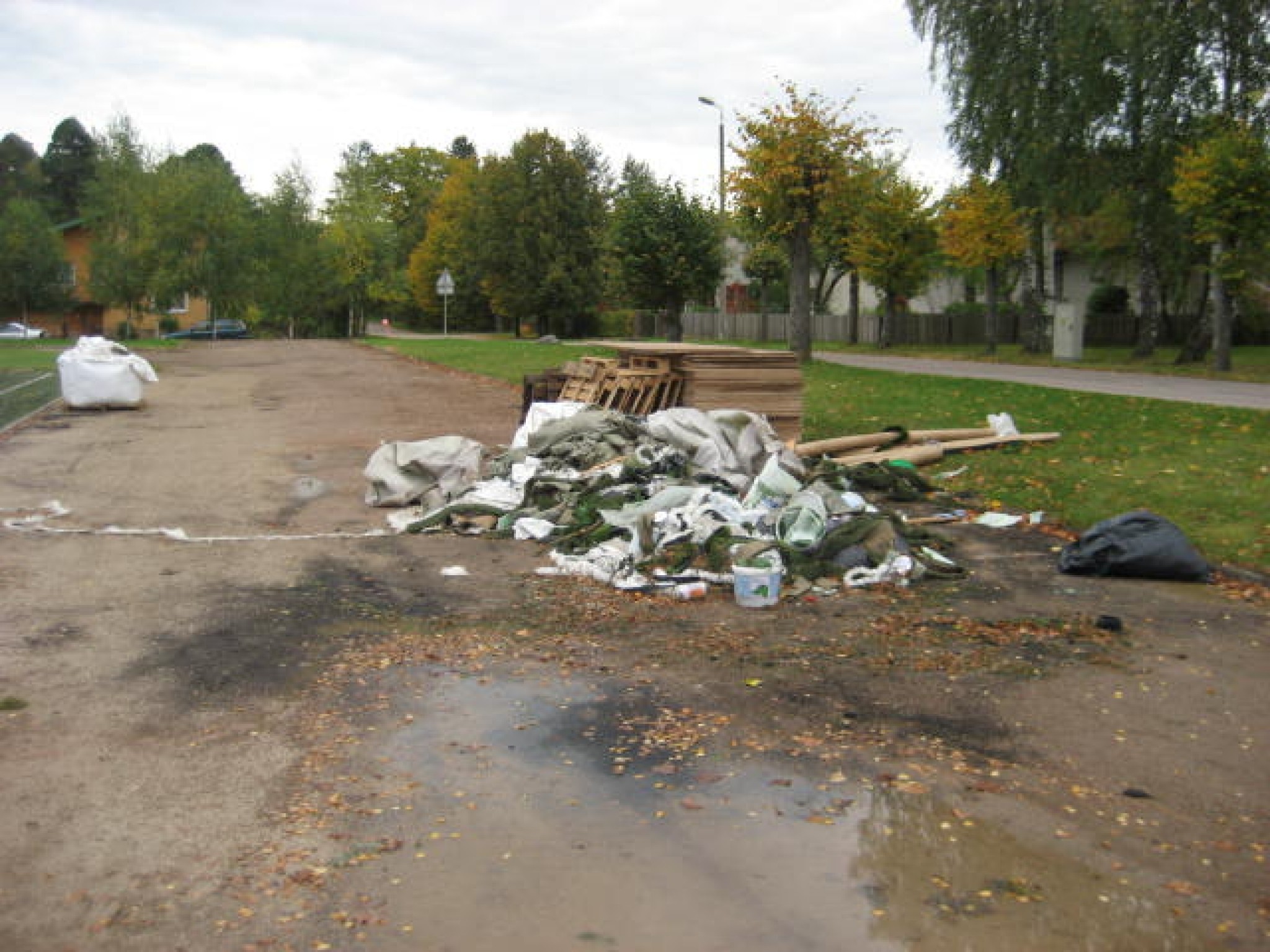 Aculiecinieka foto: Atkritumu kalns sporta laukumā 