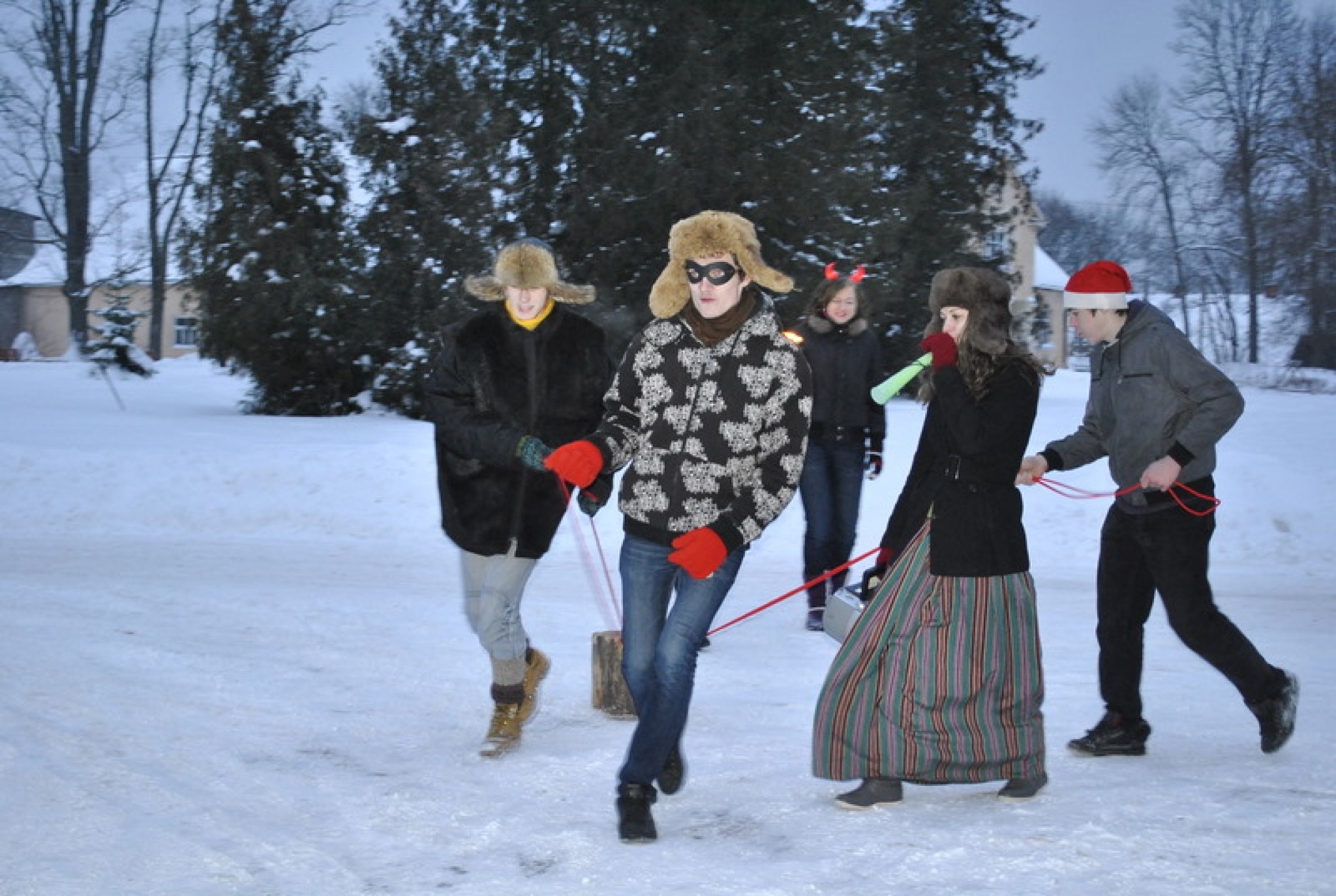 FOTO: Smiltenes tehnikumā - Ziemas saulgriežu bluķa velšana!