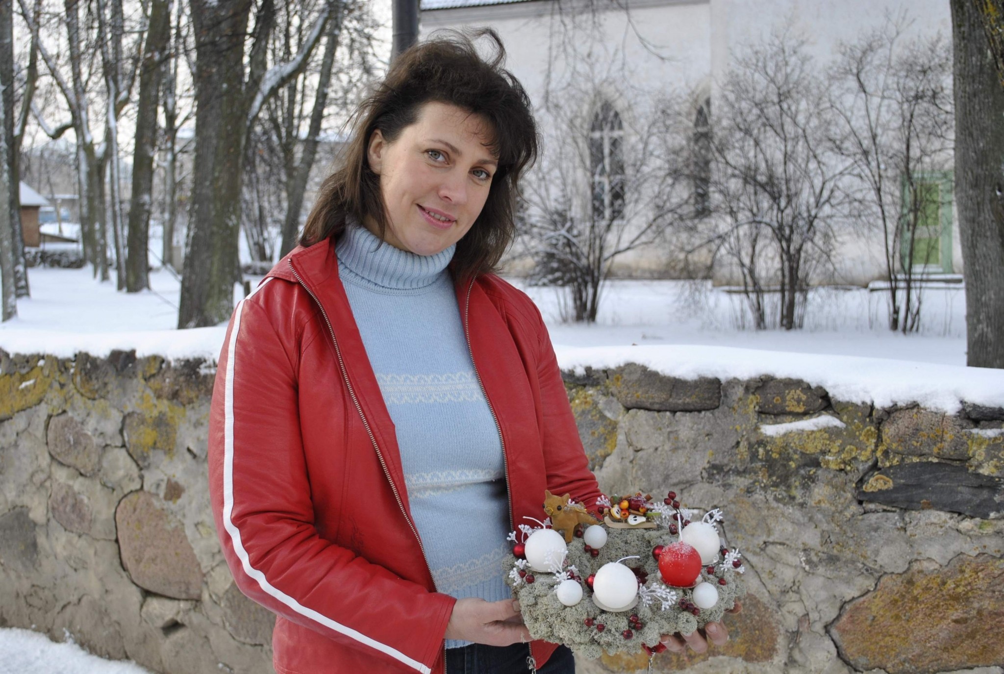 Floristes darinātie adventes vainagi aizceļojuši uz daudzām mājām dažādās Latvijas vietās