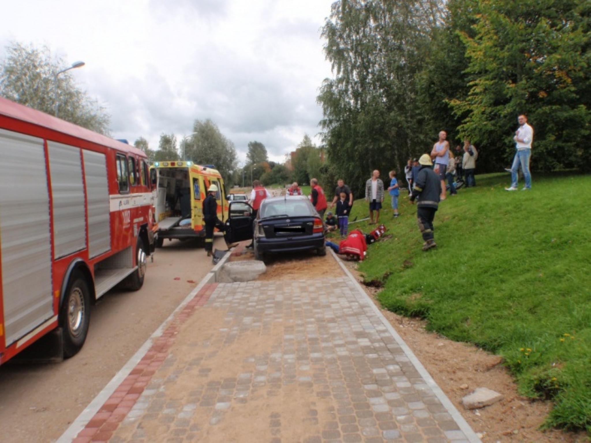 Vīrietis, vadot automašīnu akohola reibumā,  Cēsīs smagi traumē trīs bērnus