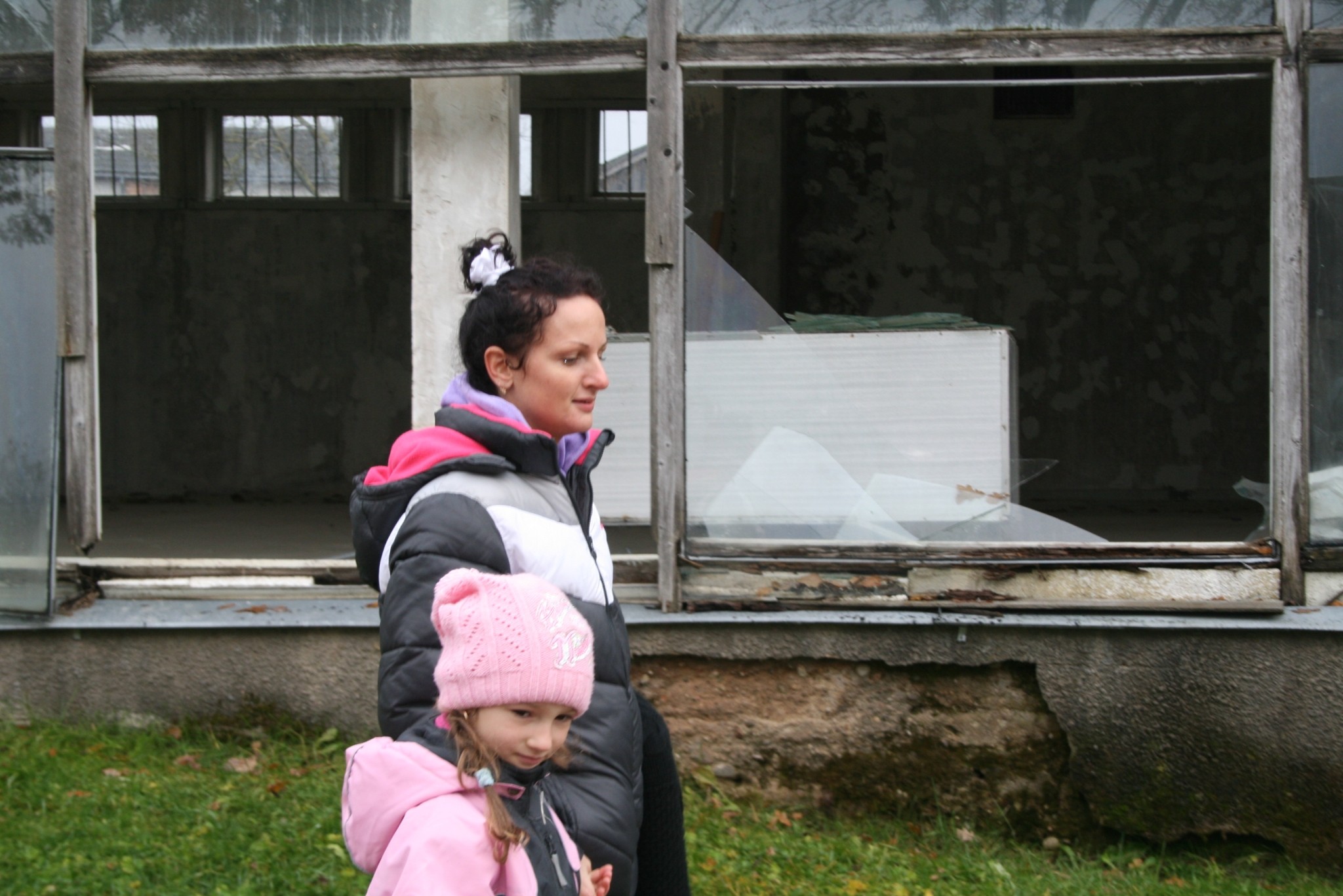 Īpašnieks par ēku uzturēšanu kārtībā neliekas ne zinis; pašvaldība sola rīkoties