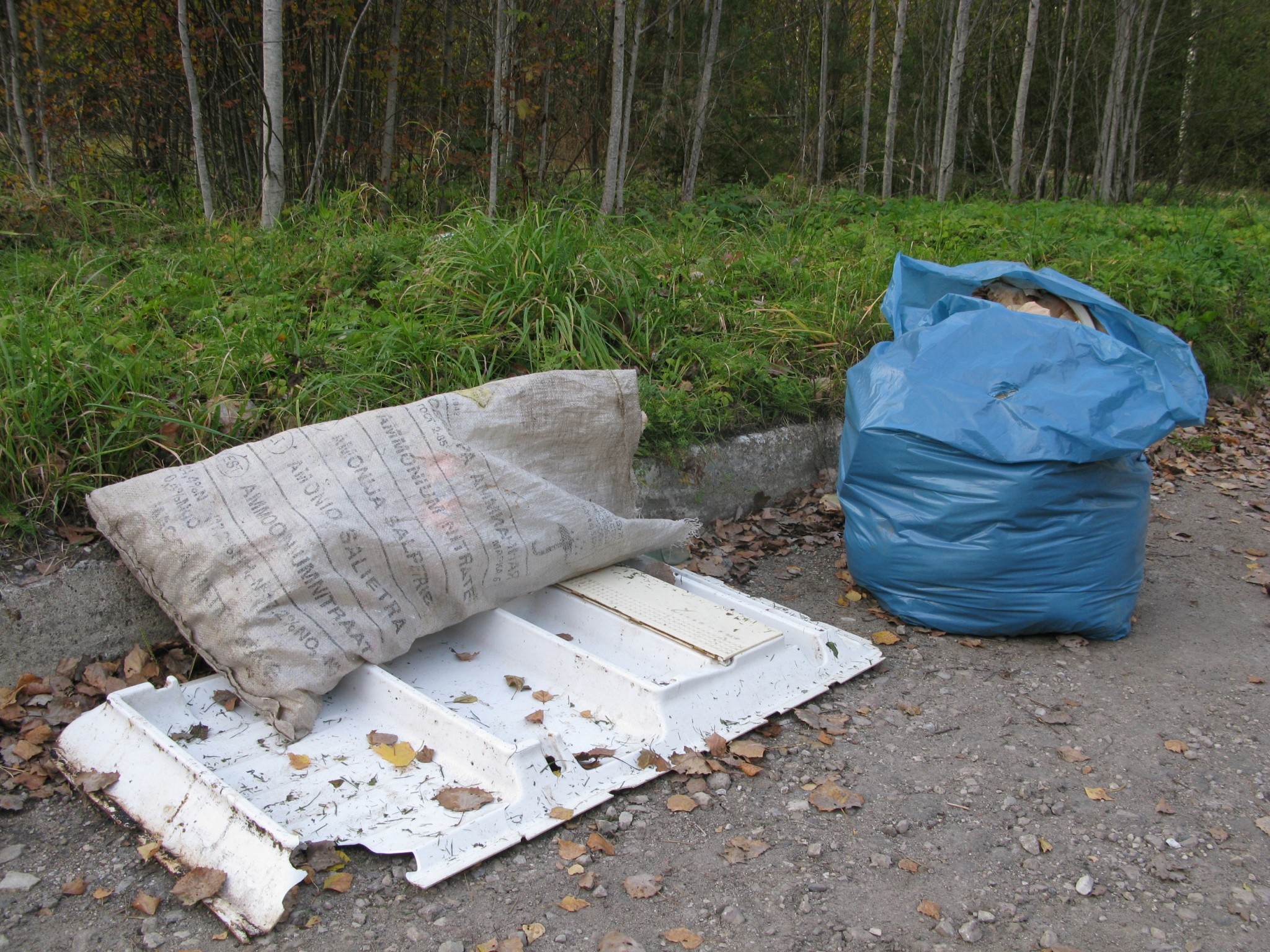 Launkalnes pagasta iedzīvotāja savā cīņā par tīru vidi paliek viena