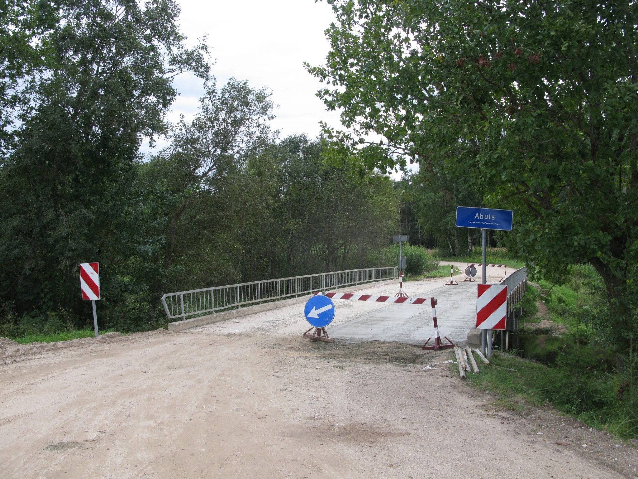 Trikātas pagastā ceļinieki labo tiltu pār Abula upi.