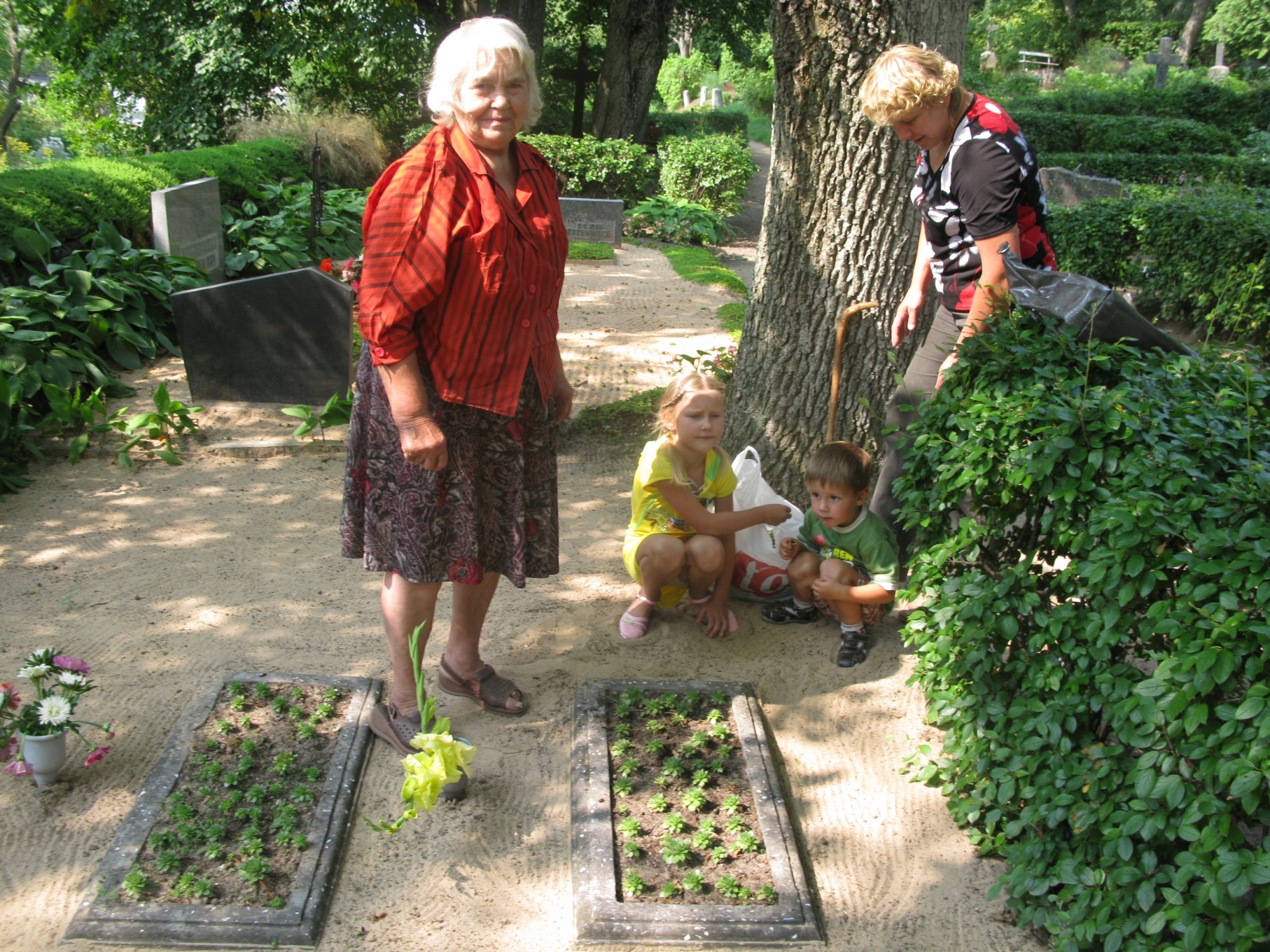 Smiltenē daļu no kapu svētku ziedojumiem izdod smilšu atvešanai