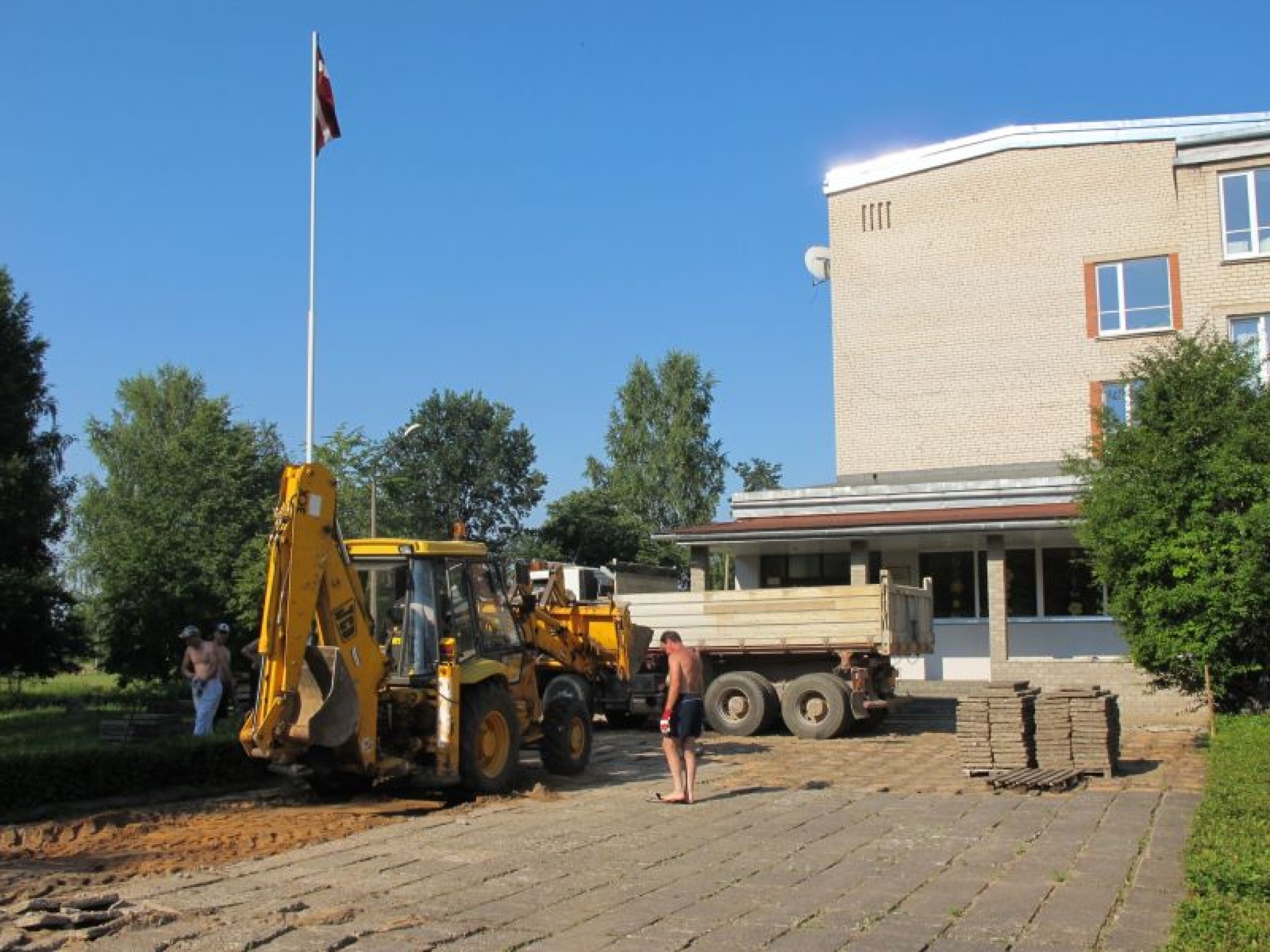 Top jaunās Valkas pamatskolas kāpnes