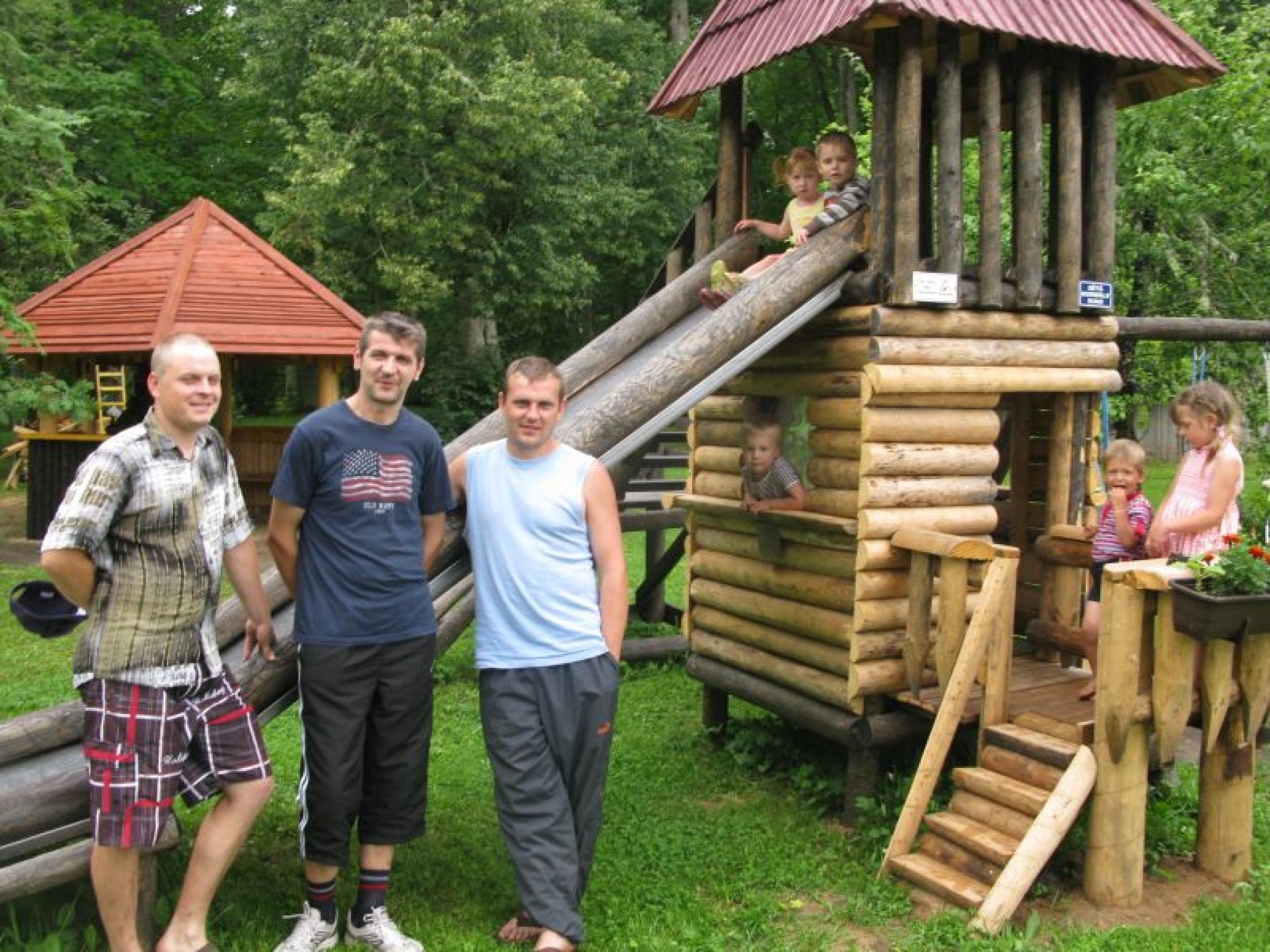 Palsmanē trīs jaunas ģimenes bērniem uzbūvē rotaļu laukumu