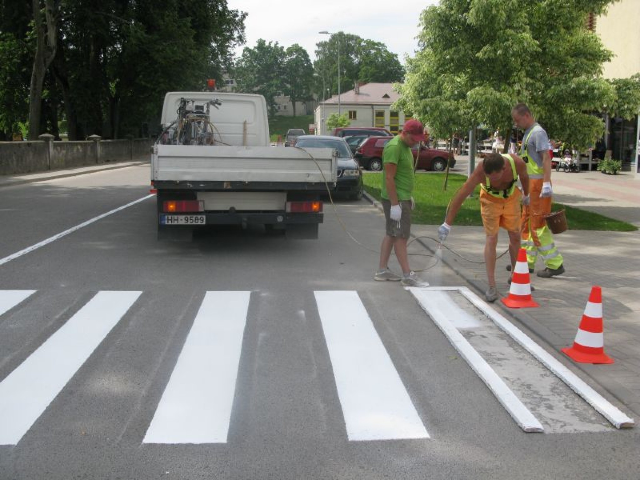 Smiltenes pilsētas ielās uzrodas koši baltas svītras un krāsaini stendi