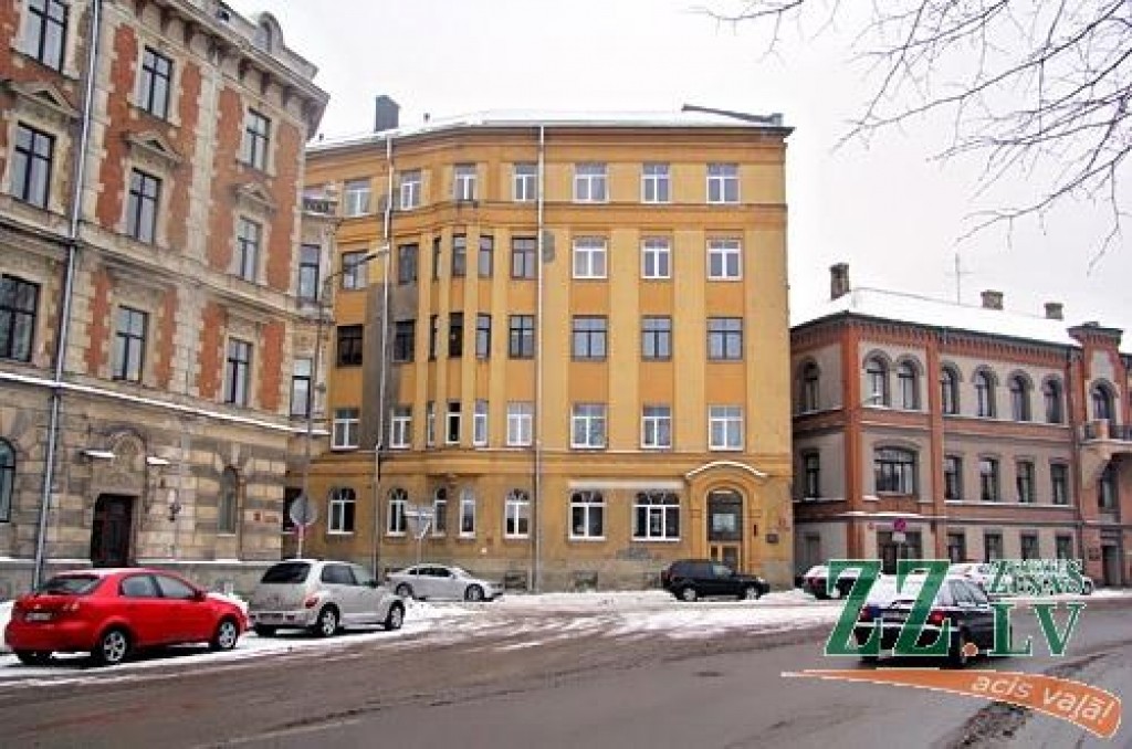 Jelgavas pašvaldība izsolīs četristabu dzīvokli pirmskara mājā, jo neesot īrnieku 
