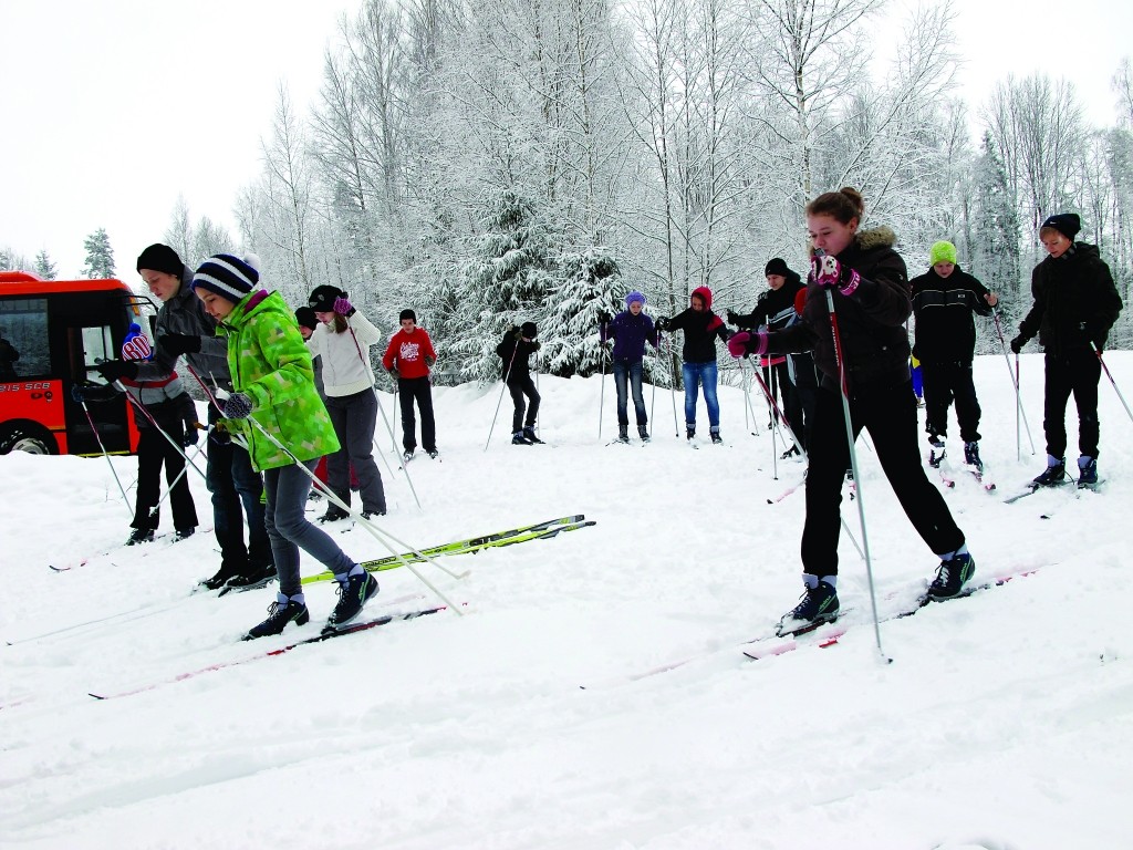 Ģimnāzisti mācās slēpot