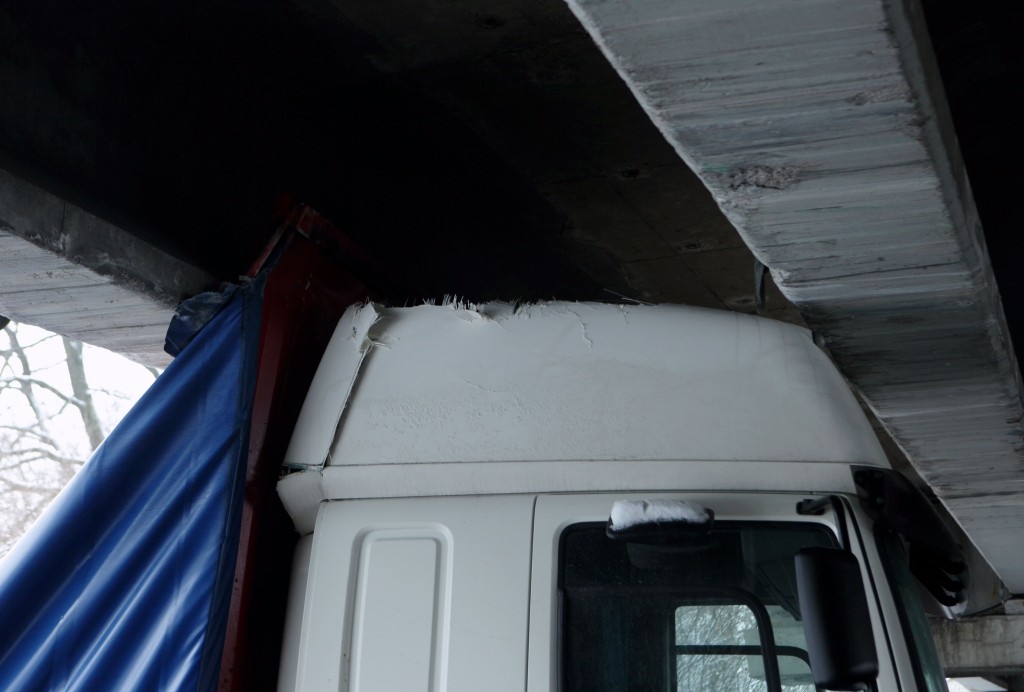 Zem Vanšu tilta iesprūdusi kravas automašīna