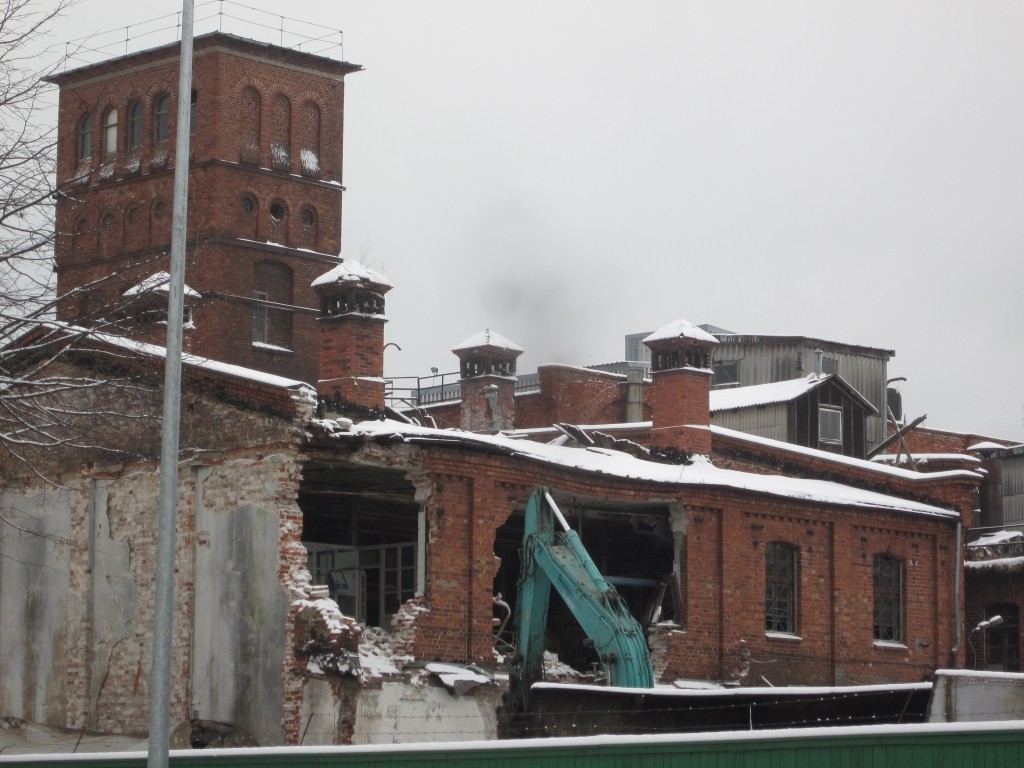 Liepājā nojauc vienu no izcilākajiem industriālās apbūves objektiem Baltijā