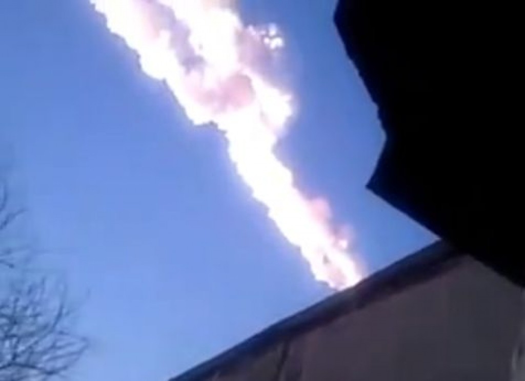 Papildināta ar foto - Meteorīta sprādziens Krievijā izraisa postījumus; ievainoti simtiem cilvēku