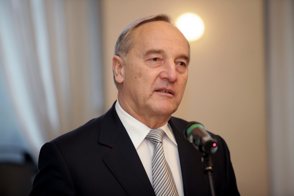 Prezidents izsludina eiro ieviešanas likumu